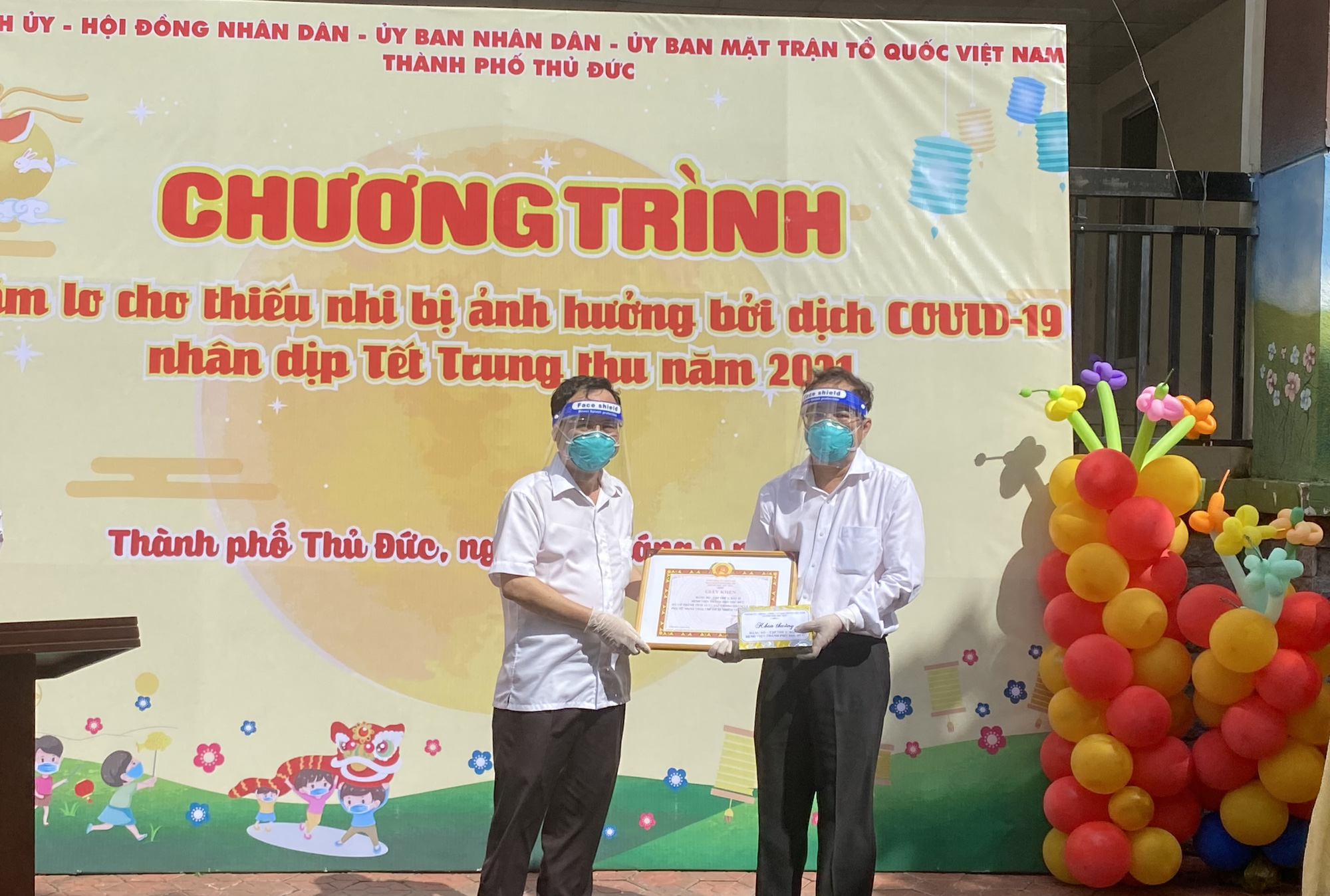 Quà trung thu đến với thiếu nhi khu cách ly, điều trị Covid-19 ở TP Thủ Đức - Ảnh 1.