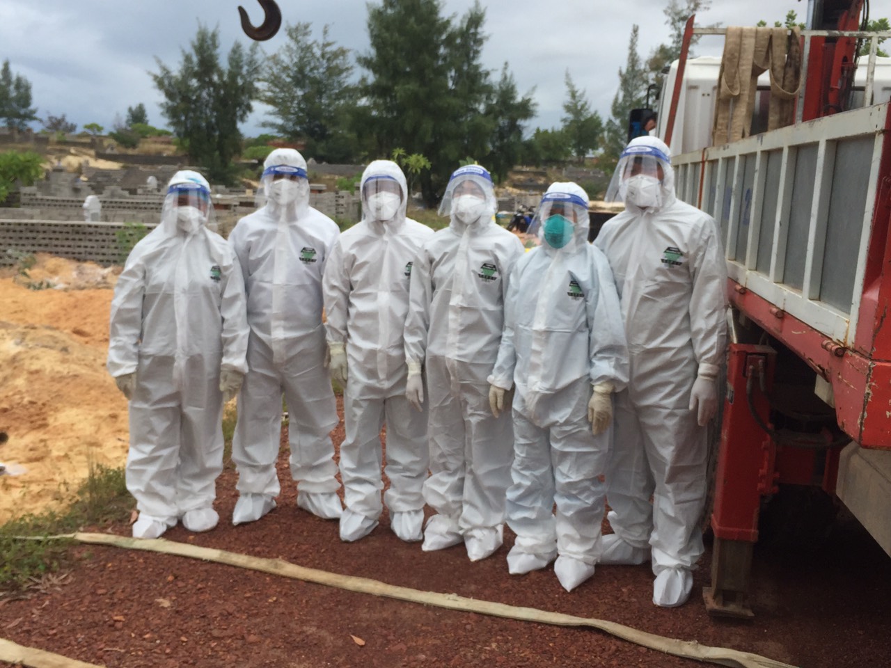 Quảng Bình: Lãnh đạo xã, phường tham gia chôn cất người mất do Covid-19 - Ảnh 2.