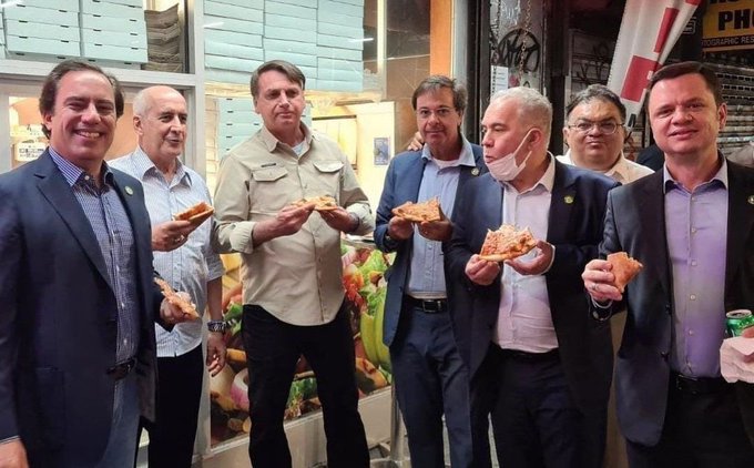 Tổng thống Brazil phải ăn pizza trên vỉa hè vì chưa tiêm vắc-xin - Ảnh 1.