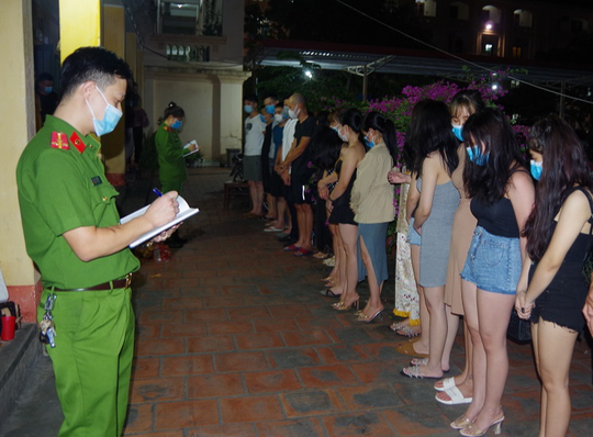 Hàng chục nam, nữ thanh niên mở tiệc thác loạn trong nhà nghỉ - Ảnh 1.