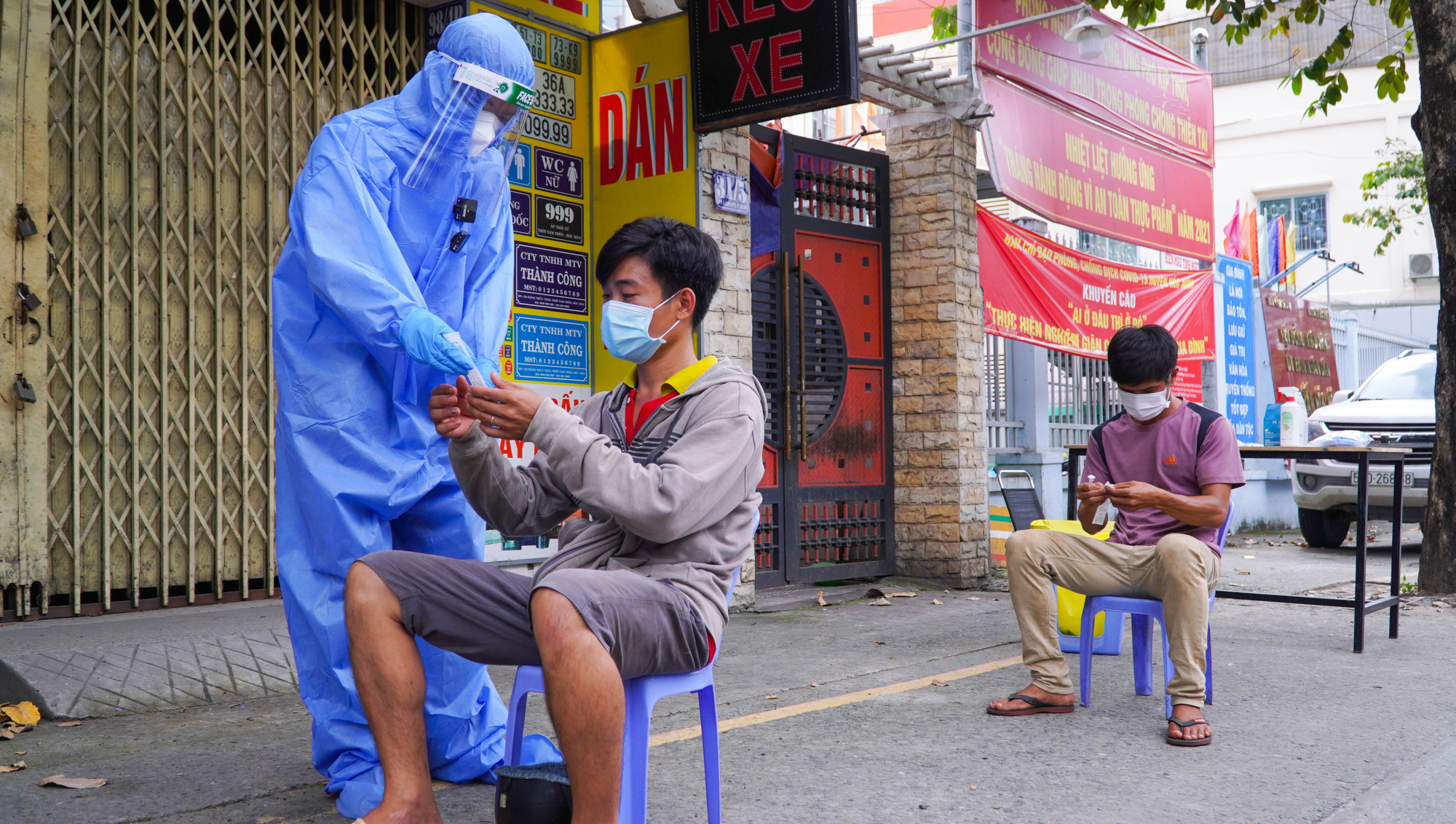 TP HCM: Người dân vùng xanh tự test nhanh Covid-19 tại chốt kiểm soát - Ảnh 6.