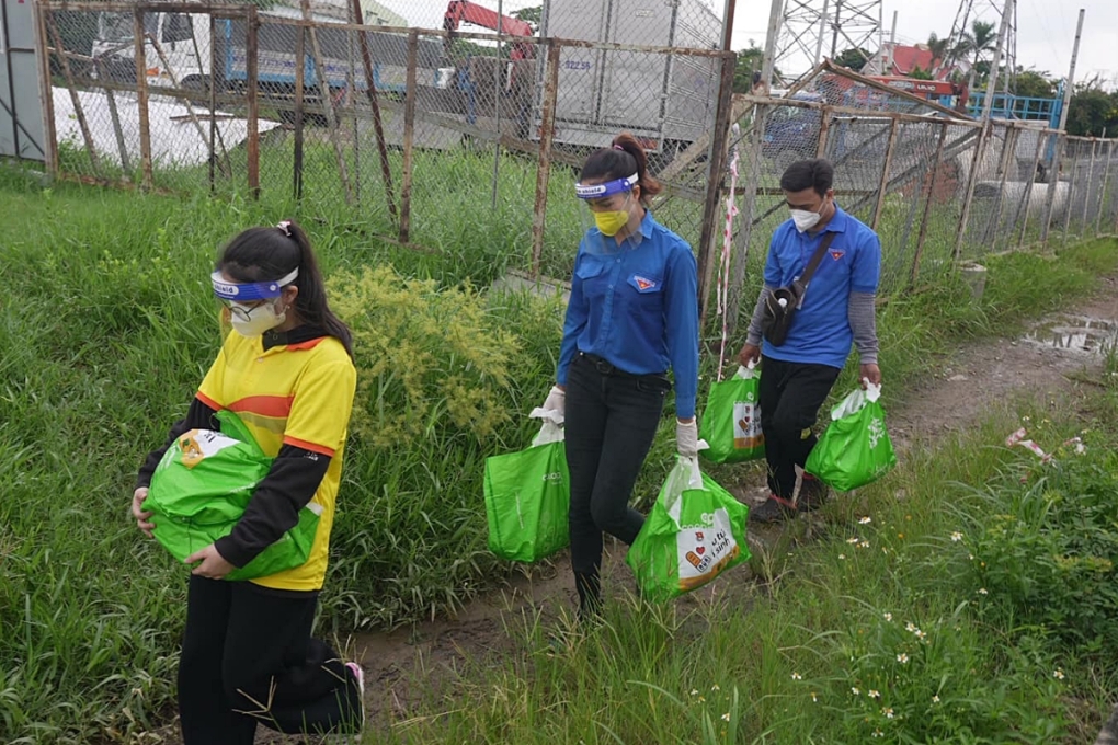 H’Hen Niê xông pha vác gạo, thích được gọi là thanh niên tình nguyện - Ảnh 8.