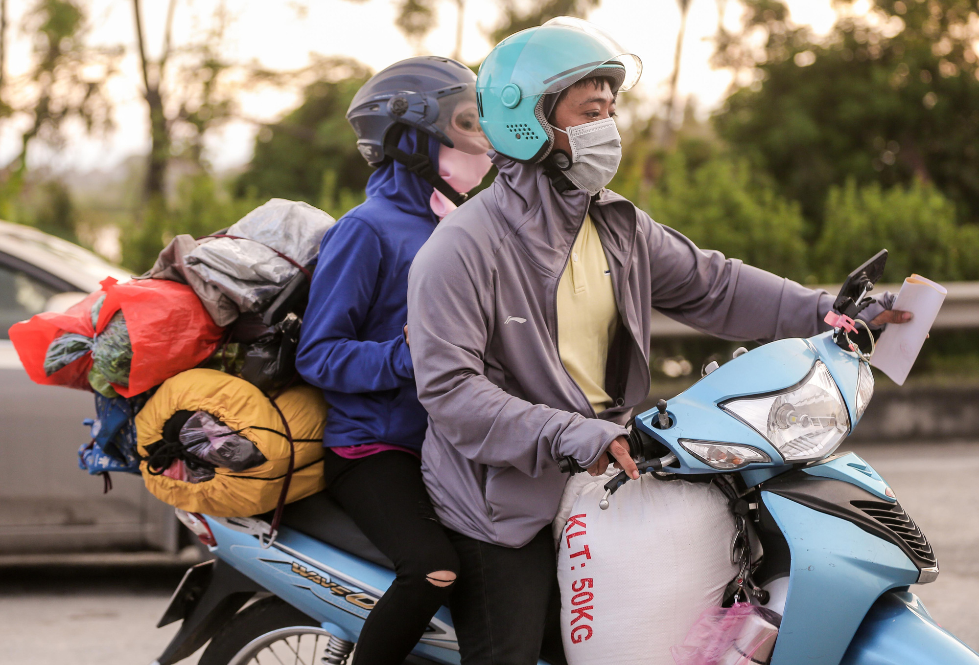 CLIP: Người dân các tỉnh ùn ùn đổ về Thủ đô sau khi Hà Nội nới lỏng giãn cách xã hội - Ảnh 2.