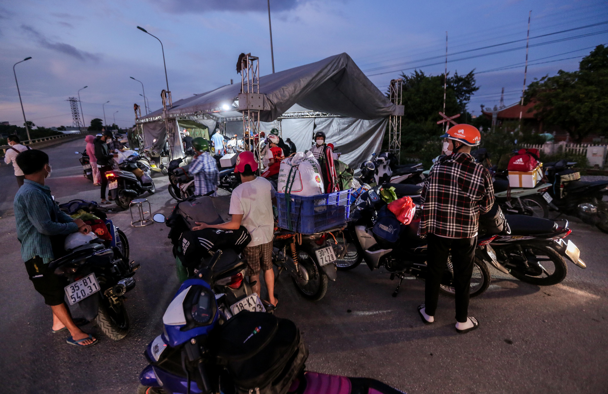 CLIP: Người dân các tỉnh ùn ùn đổ về Thủ đô sau khi Hà Nội nới lỏng giãn cách xã hội - Ảnh 12.