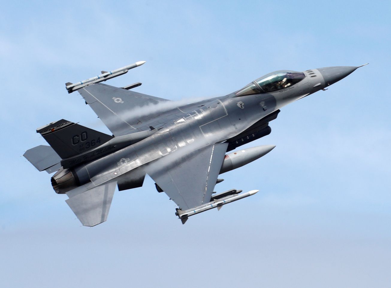 Chiến đấu cơ F-16 chặn máy bay dân sự nơi Tổng thống Biden phát biểu - Ảnh 1.