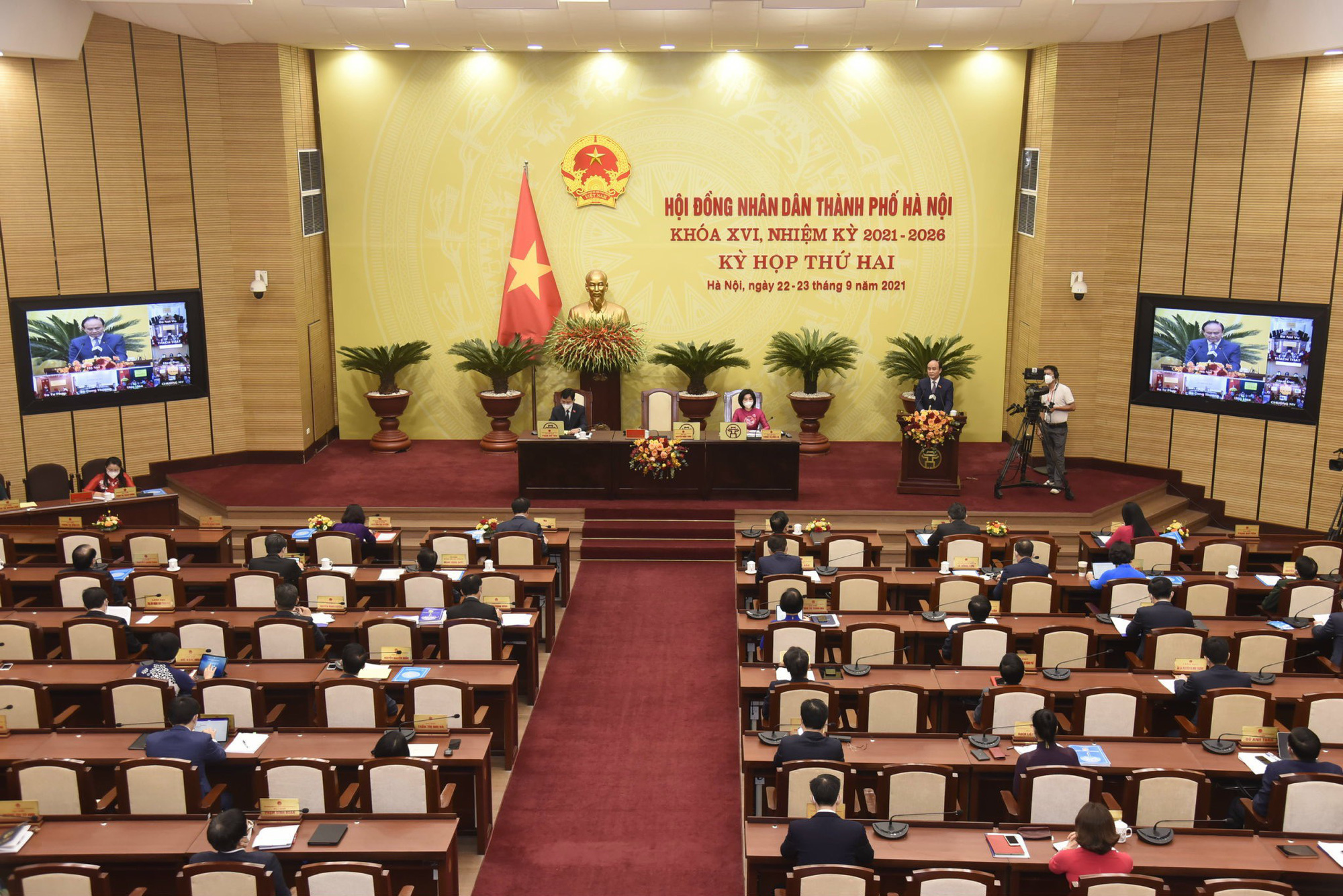 Công thức nào để kiểm soát dịch Covid-19 và phục hồi kinh tế ở Hà Nội? - Ảnh 1.