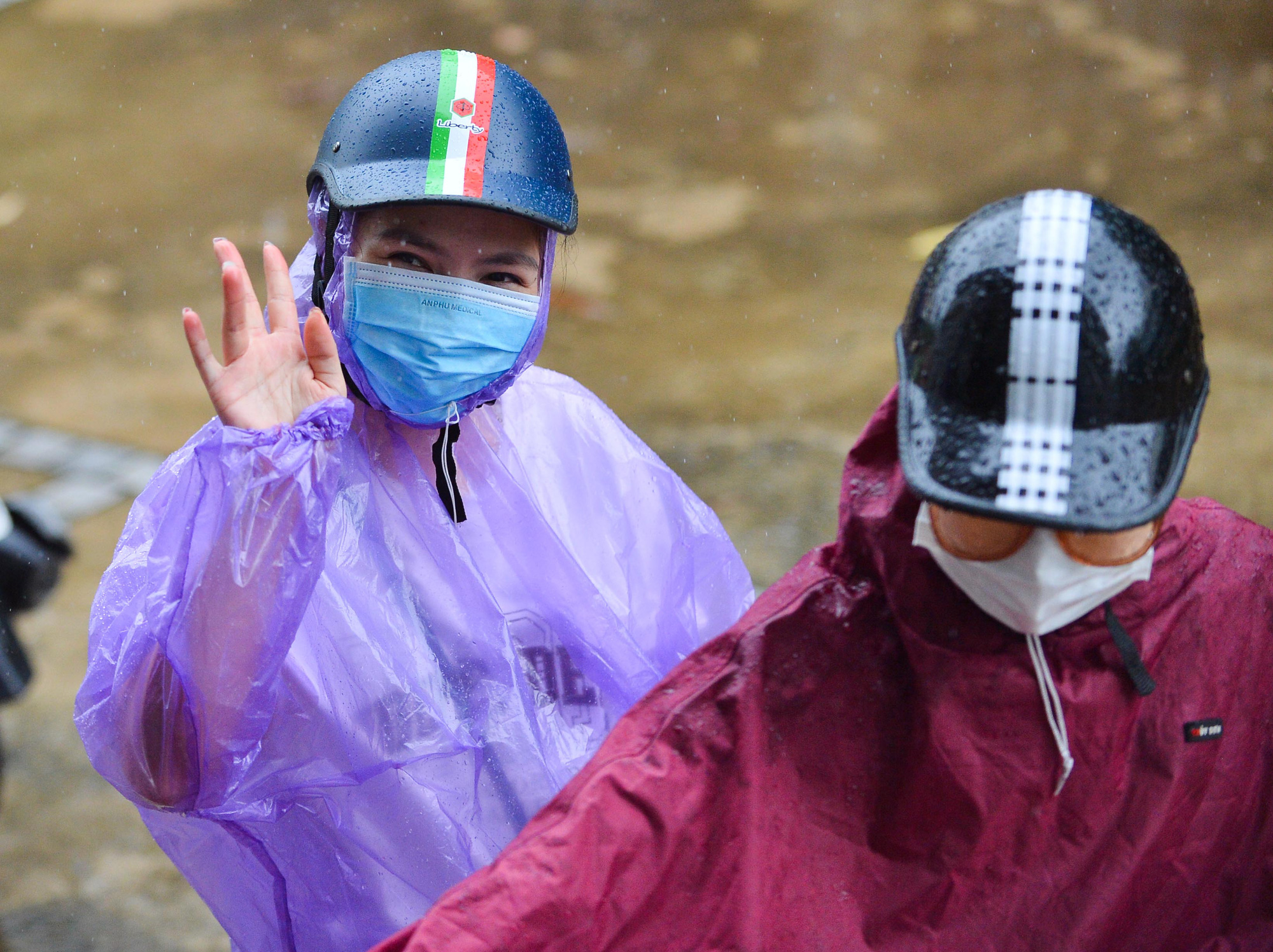 CLIP: Người dân phường Thanh Xuân Trung vui mừng trở về nhà sau khi hoàn thành cách ly y tế - Ảnh 12.