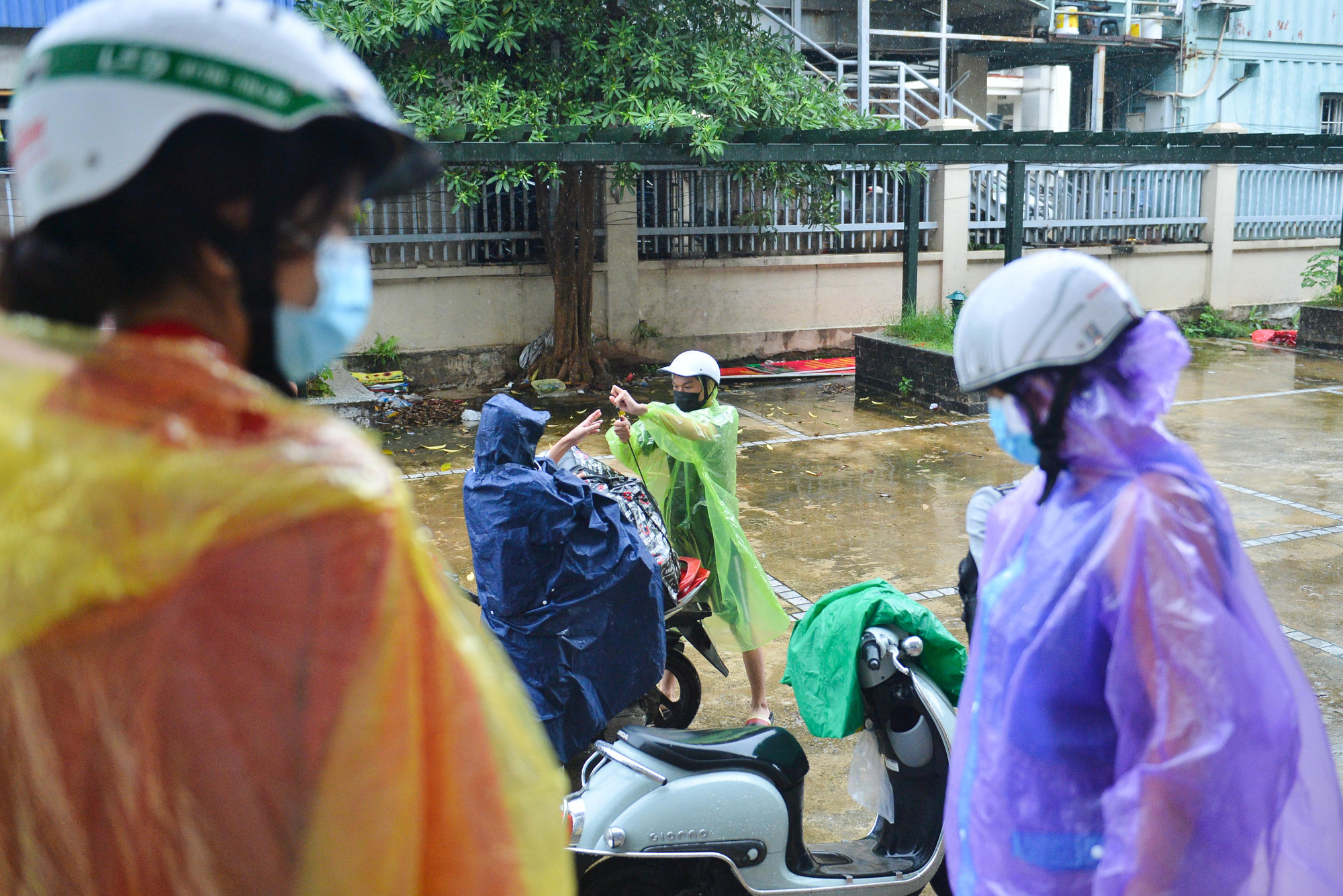 CLIP: Người dân phường Thanh Xuân Trung vui mừng trở về nhà sau khi hoàn thành cách ly y tế - Ảnh 10.
