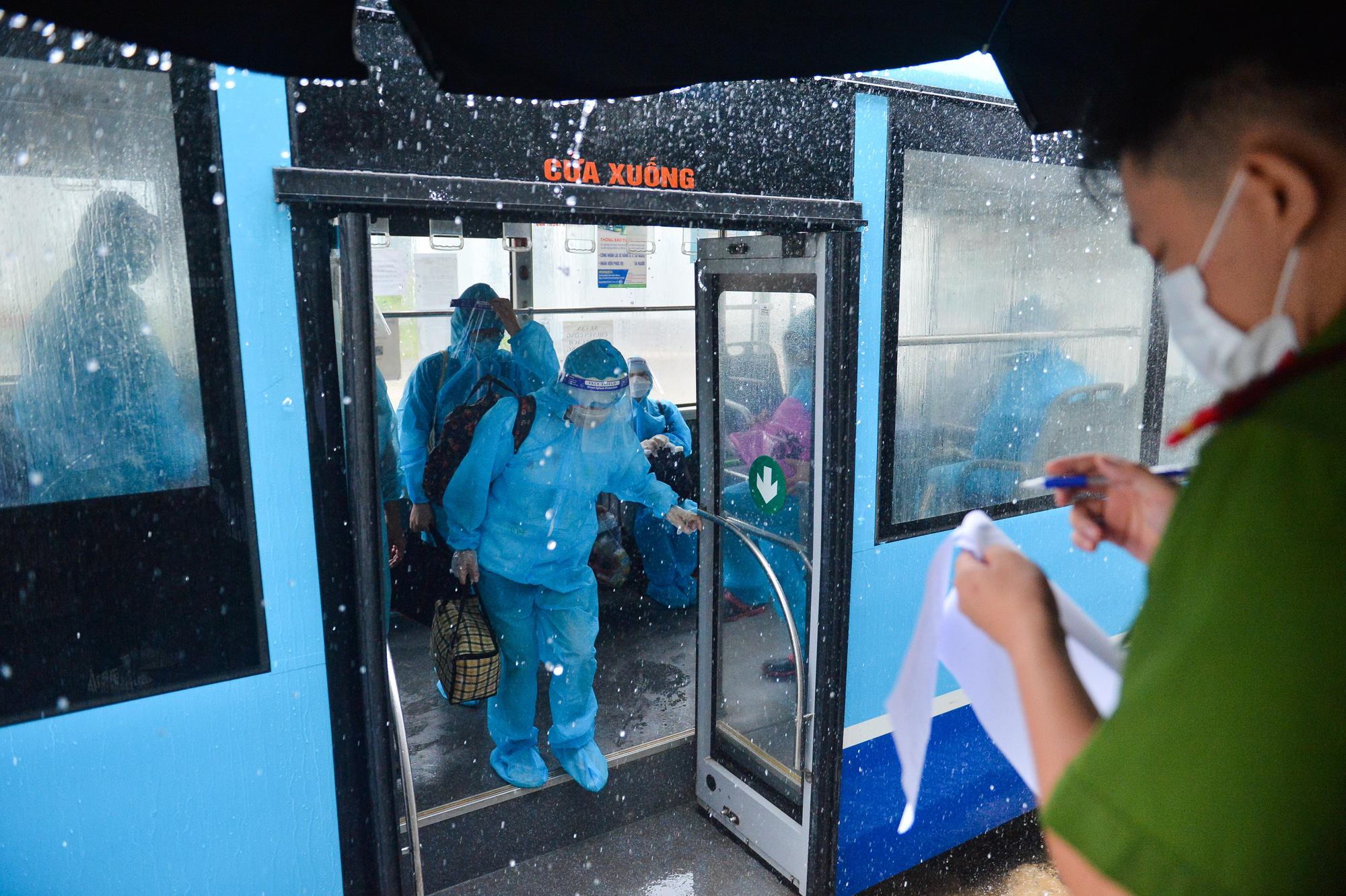 CLIP: Người dân phường Thanh Xuân Trung vui mừng trở về nhà sau khi hoàn thành cách ly y tế - Ảnh 3.