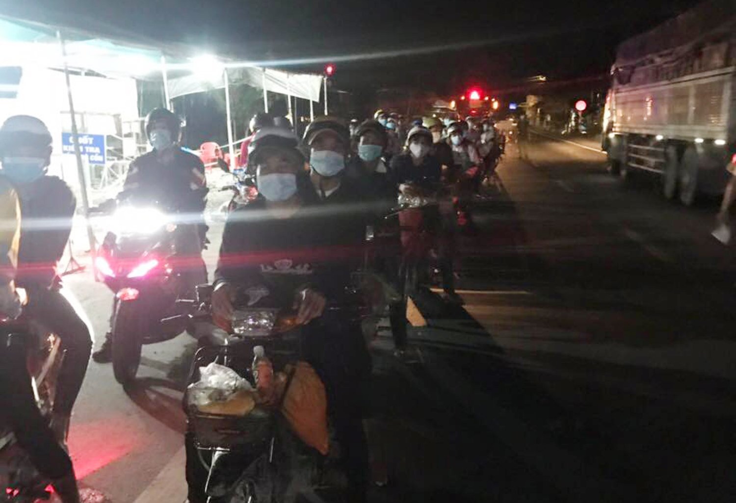 Long An liên hệ các tỉnh đưa công dân đang “mắc kẹt” về quê - Ảnh 4. Long An liên hệ các tỉnh đưa công dân đang “mắc kẹt” về quê - Ảnh 4.