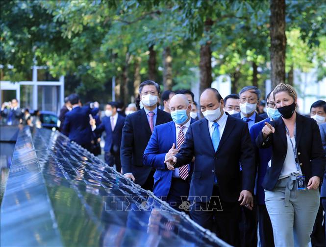 Chủ tịch nước Nguyễn Xuân Phúc thăm Khu tưởng niệm nạn nhân vụ khủng bố 11-9 - Ảnh 1.