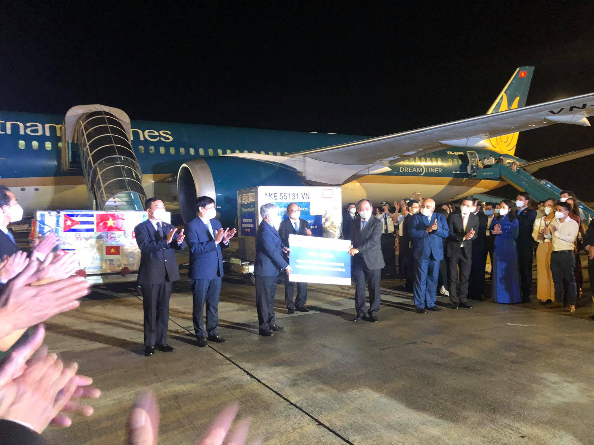 Bàn giao hơn 1 triệu liều vắc-xin sau chuyến công du của Chủ tịch nước - Ảnh 1.