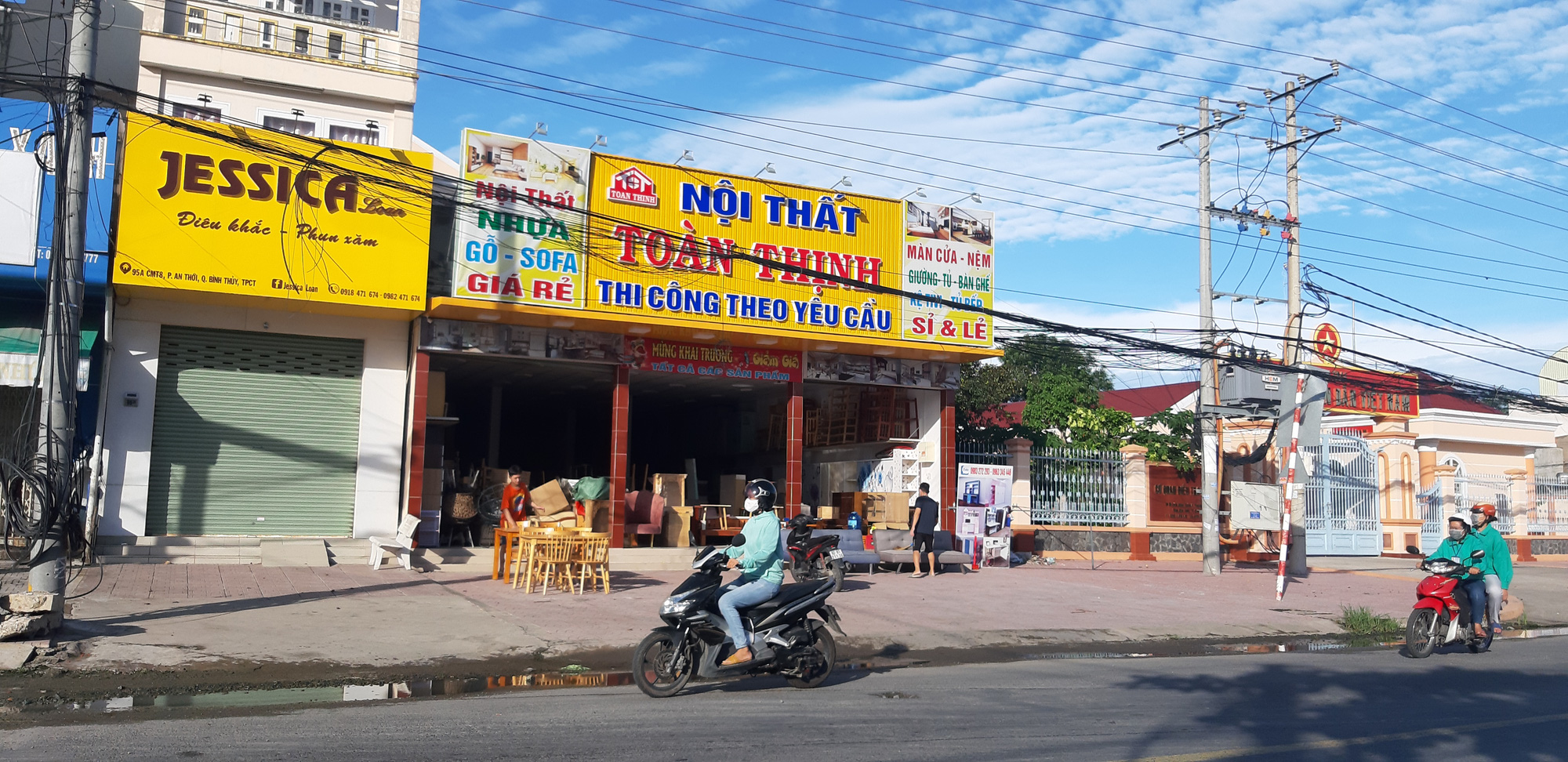 Nới giãn cách, tiệm hớt tóc ở Cần Thơ phải ngồi chờ đến lượt - Ảnh 12.