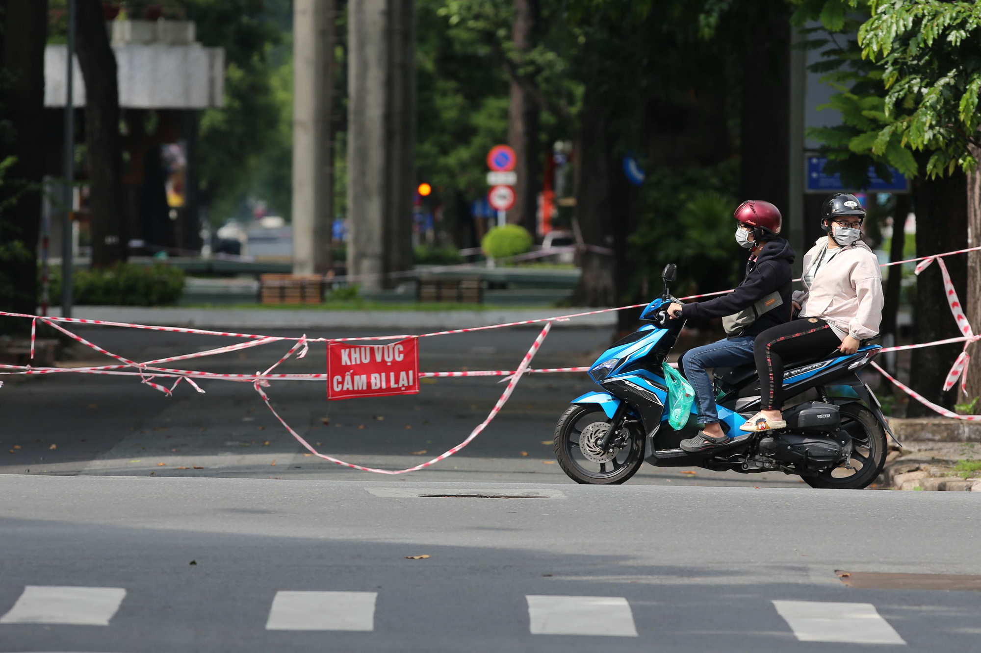 Người dân TP HCM mong chờ ngày tháo bớt các chốt chặn - Ảnh 4.