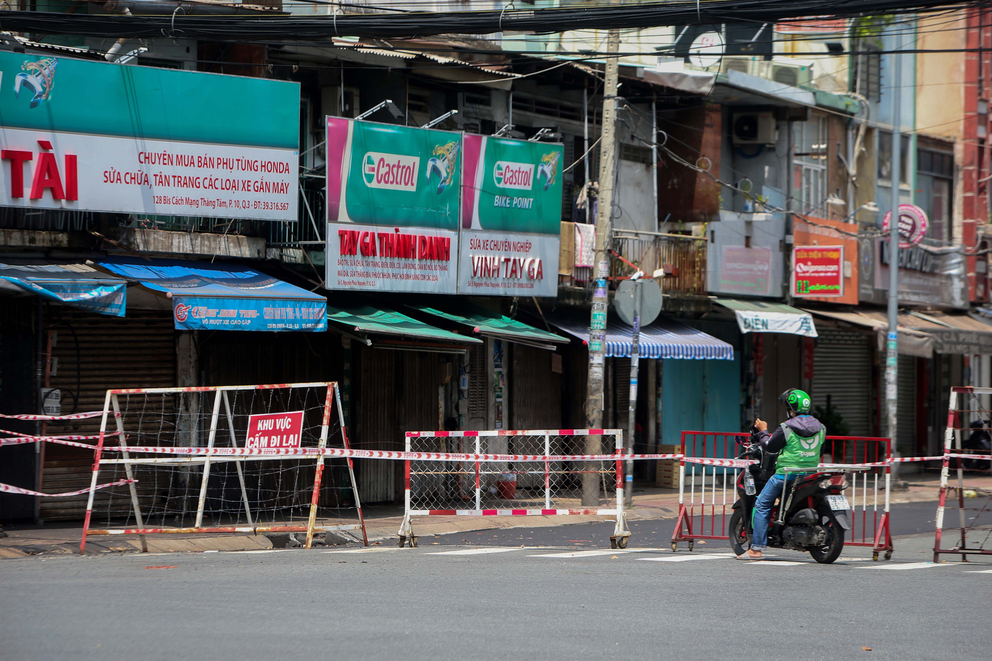 Người dân TP HCM mong chờ ngày tháo bớt các chốt chặn - Ảnh 7.