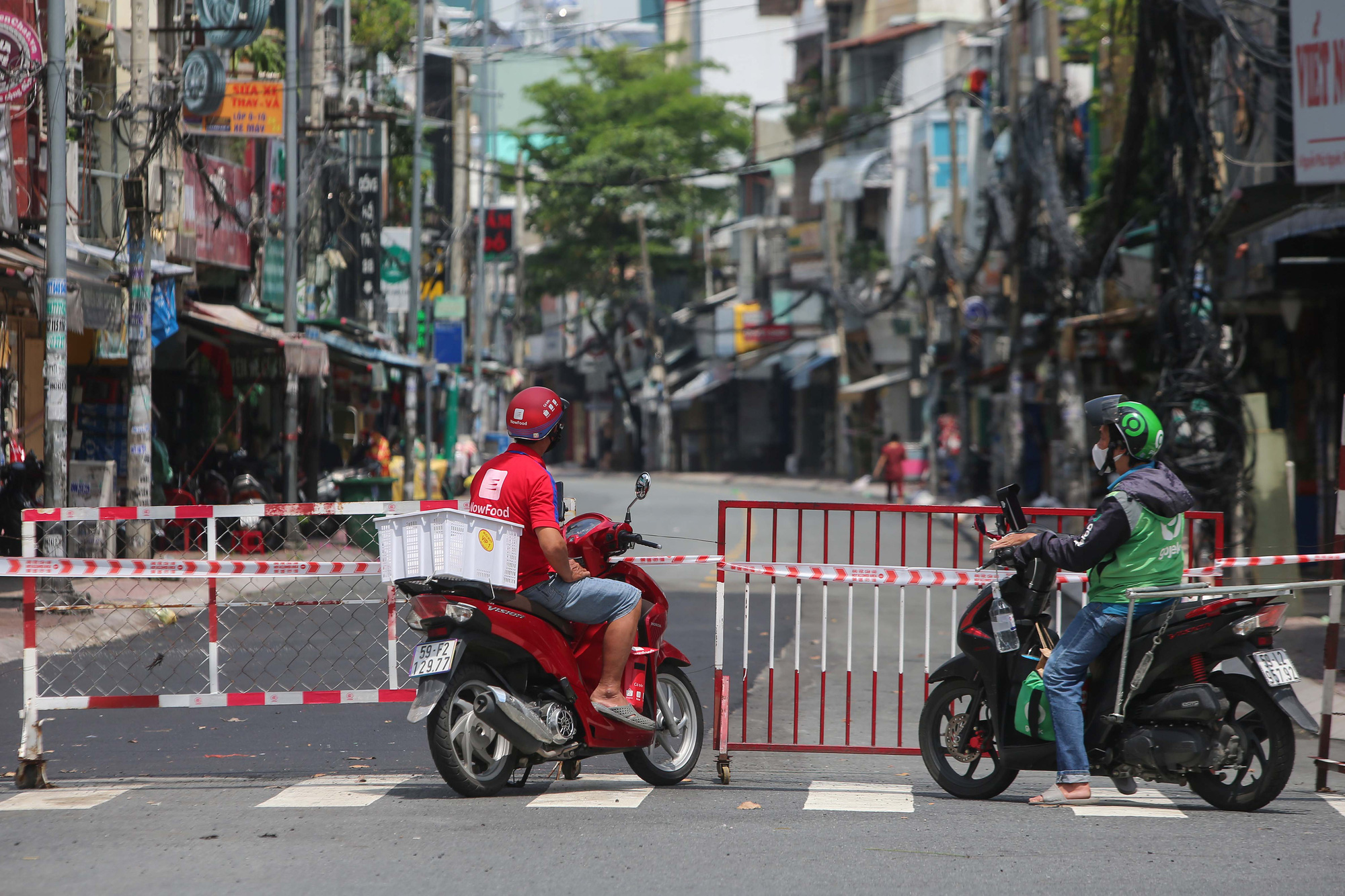 Người dân TP HCM mong chờ ngày tháo bớt các chốt chặn - Ảnh 1.