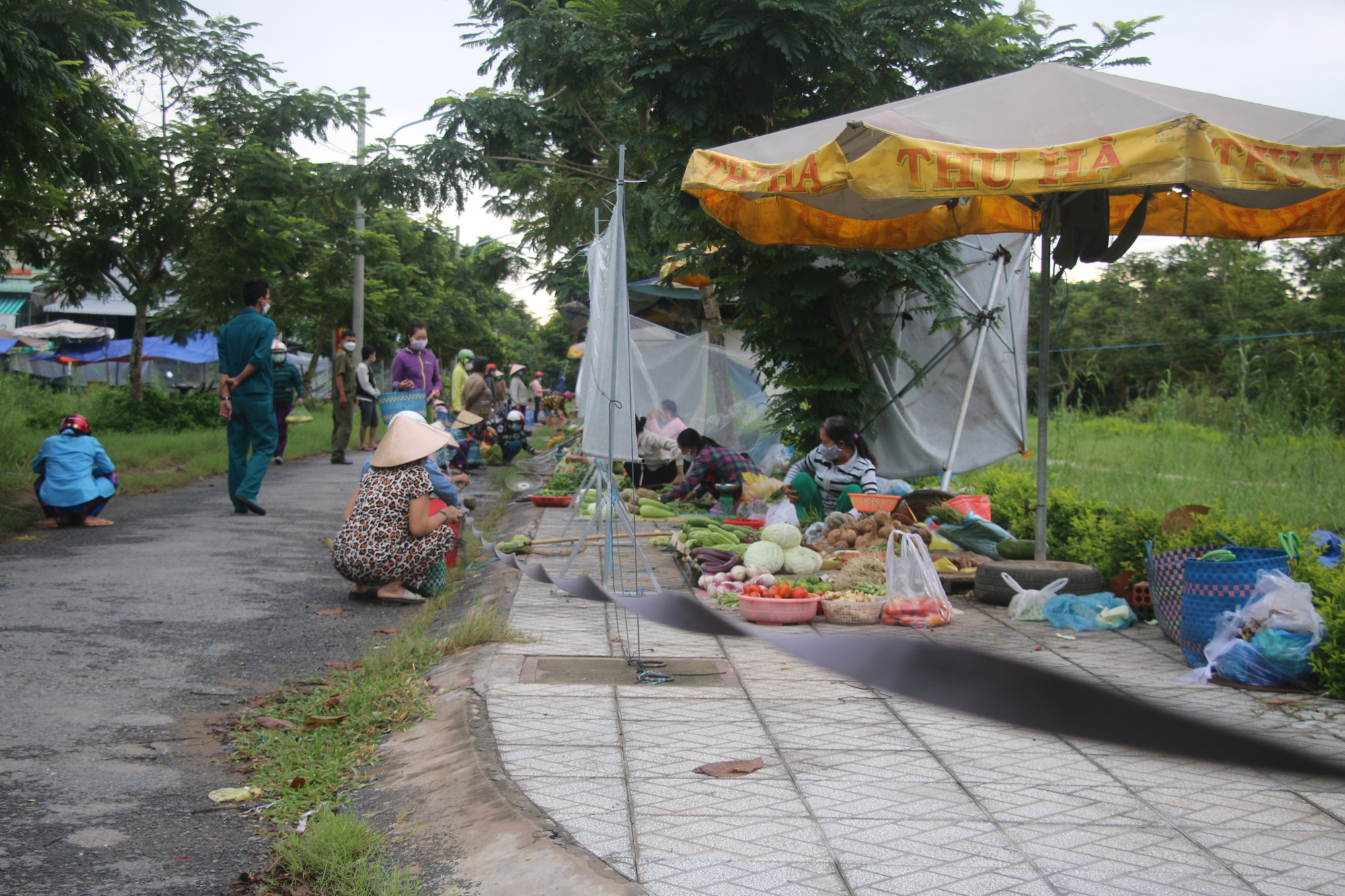 Chợ quê dùng bạt trong suốt hạn chế tiếp xúc gần khi mua bán - Ảnh 4.