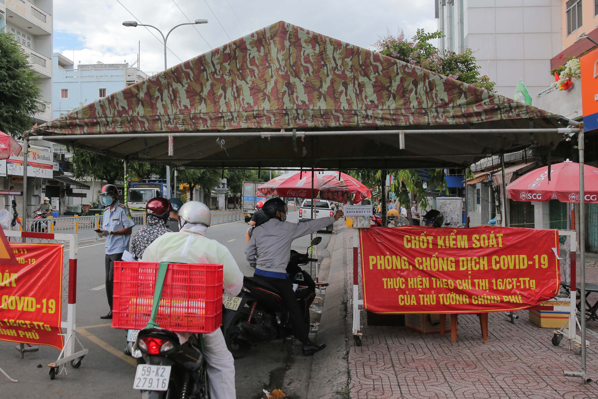 Người dân TP HCM mong chờ ngày tháo bớt các chốt chặn - Ảnh 2.