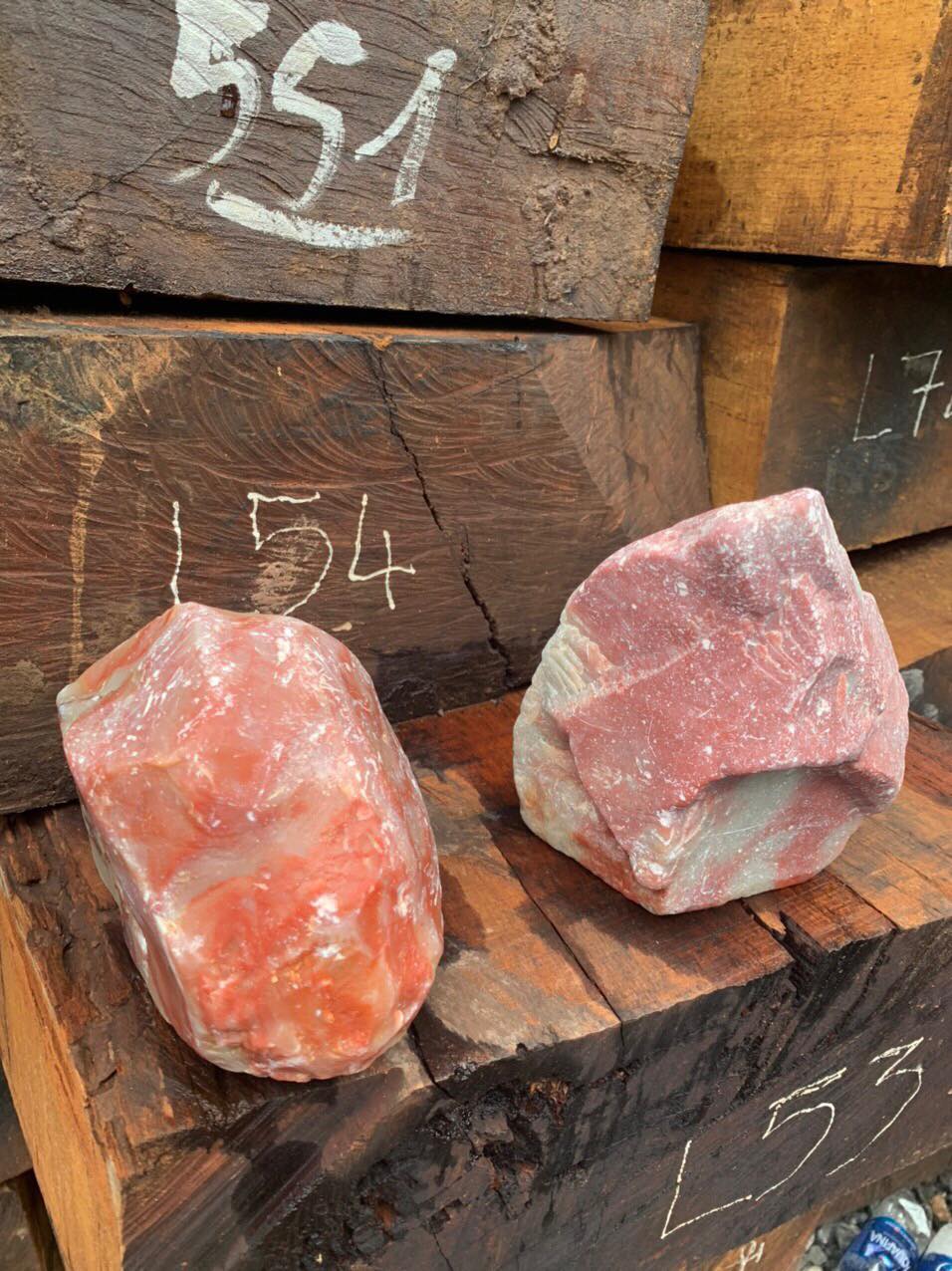Lật tẩy bí mật trong 7 xe container chở gỗ, đá quý từ Lào  - Ảnh 2.