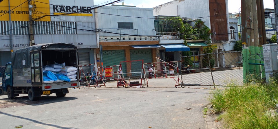 Nhiều tuyến đường và hẻm ở TP HCM vẫn cửa đóng then cài - Ảnh 9.