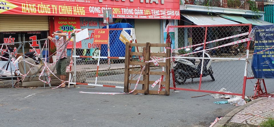 Nhiều tuyến đường và hẻm ở TP HCM vẫn cửa đóng then cài - Ảnh 8.