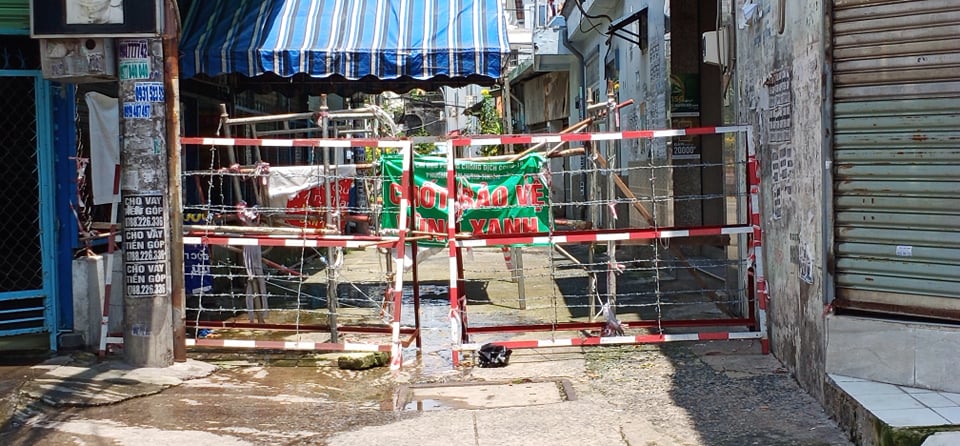 Nhiều tuyến đường và hẻm ở TP HCM vẫn cửa đóng then cài - Ảnh 5.