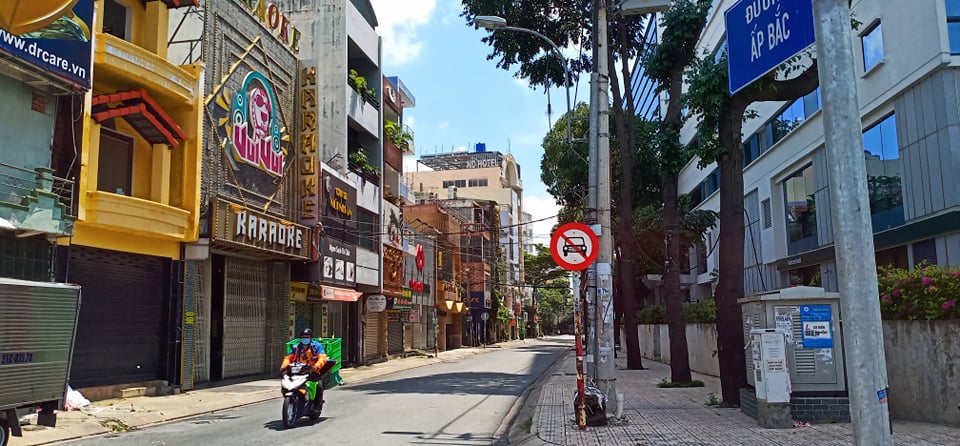 Nhiều tuyến đường và hẻm ở TP HCM vẫn cửa đóng then cài - Ảnh 10.