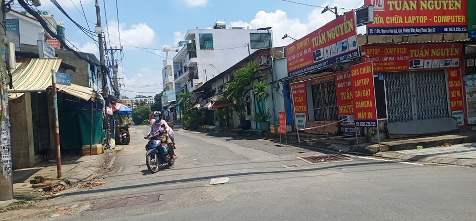 Nhiều tuyến đường và hẻm ở TP HCM vẫn cửa đóng then cài - Ảnh 1.