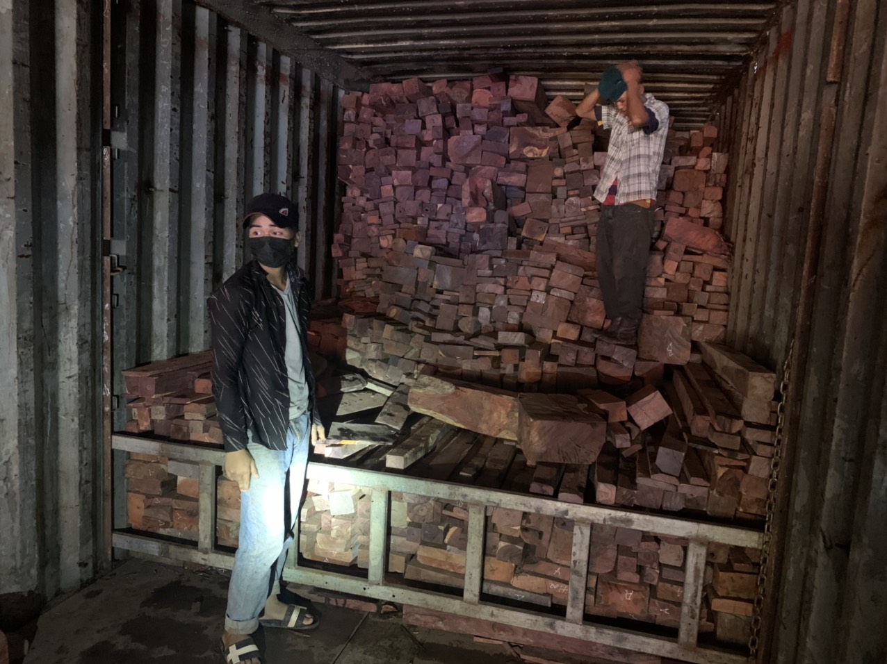 Lật tẩy bí mật trong 7 xe container chở gỗ, đá quý từ Lào - Ảnh 1. Lật tẩy bí mật trong 7 xe container chở gỗ, đá quý từ Lào - Ảnh 1.