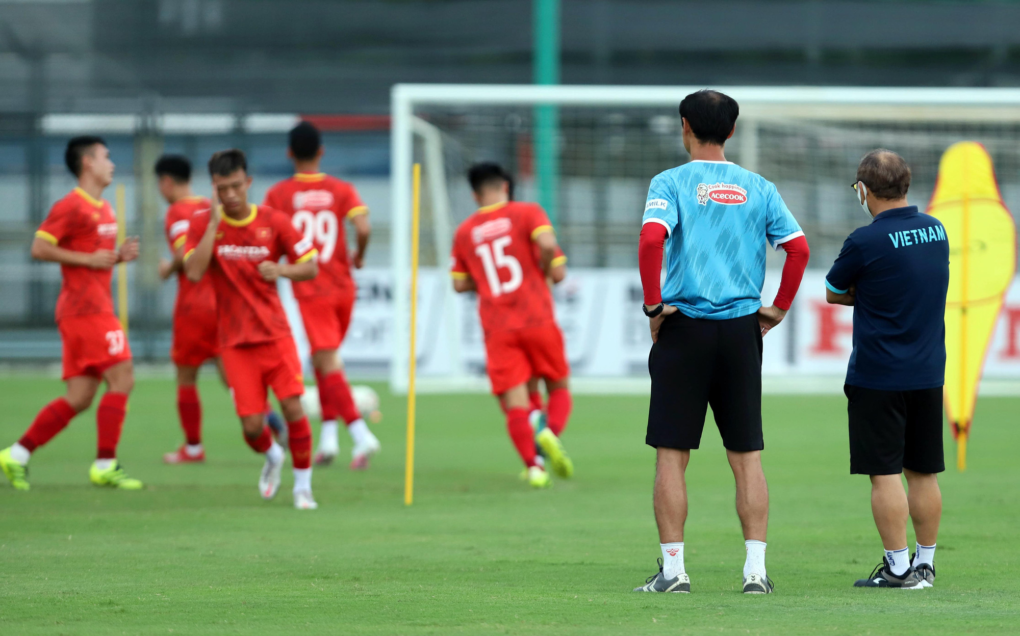 HLV Park Hang-seo thị sát các cầu thủ U22 Việt Nam trước ngày đi tập huấn tại UAE - Ảnh 3.