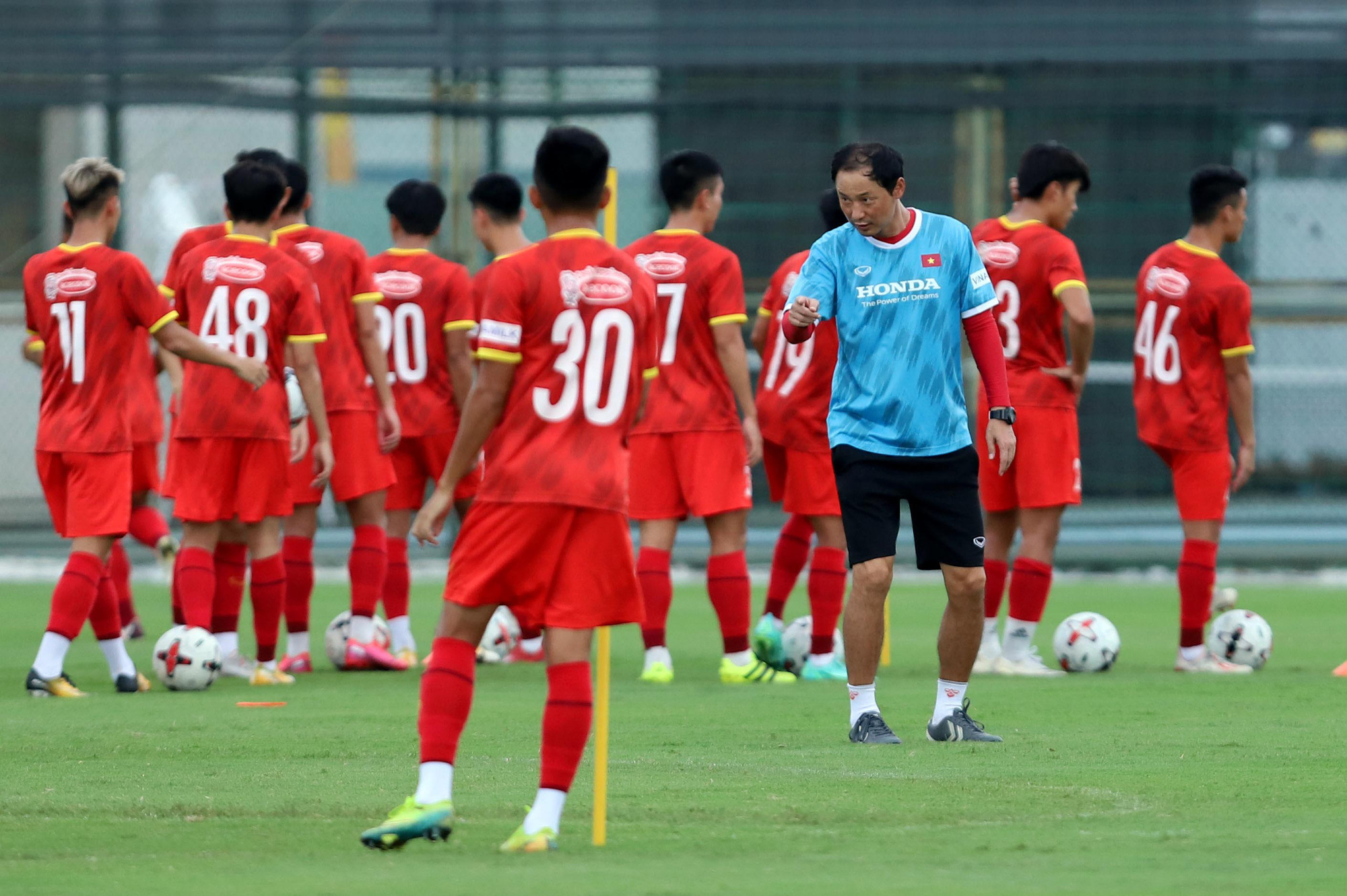 HLV Park Hang-seo thị sát các cầu thủ U22 Việt Nam trước ngày đi tập huấn tại UAE - Ảnh 7.