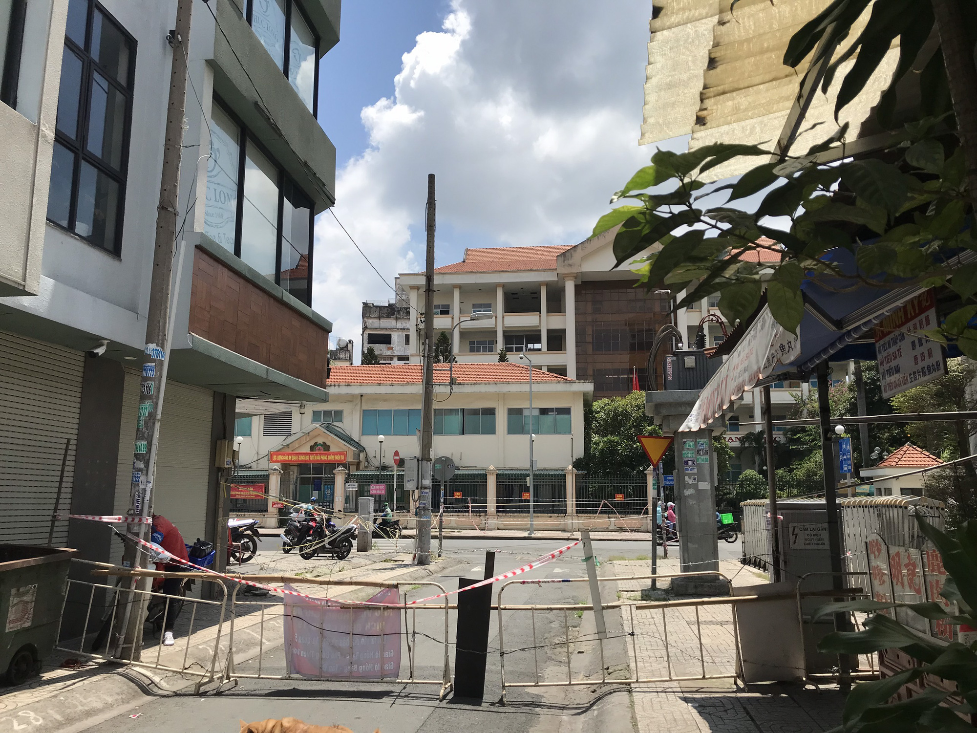 Nhiều tuyến đường và hẻm ở TP HCM vẫn cửa đóng then cài - Ảnh 14.