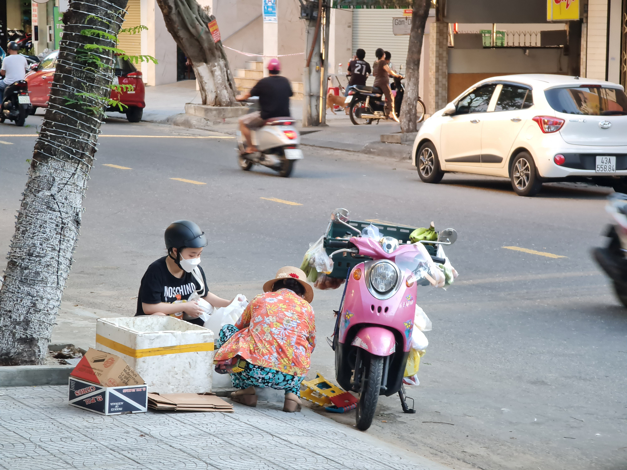 Tiểu thương tràn xuống vỉa hè lập “chợ cóc” giữa trung tâm TP Đà Nẵng - Ảnh 3.
