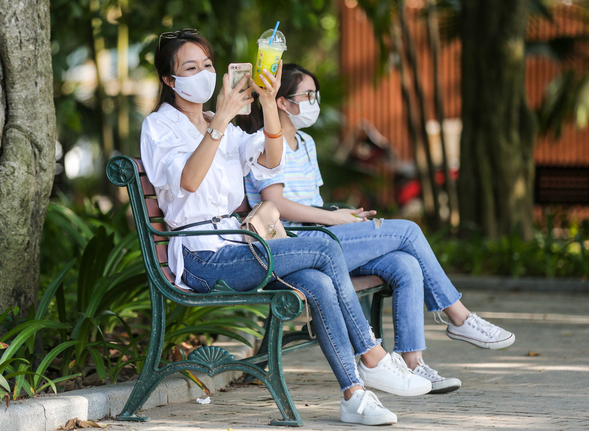 CLIP: Ngỡ ngàng cỏ, lau mọc đầy quanh hồ Gươm sau 2 tháng giãn cách xã hội - Ảnh 13. CLIP: Ngỡ ngàng cỏ, lau mọc đầy quanh hồ Gươm sau 2 tháng giãn cách xã hội - Ảnh 13.