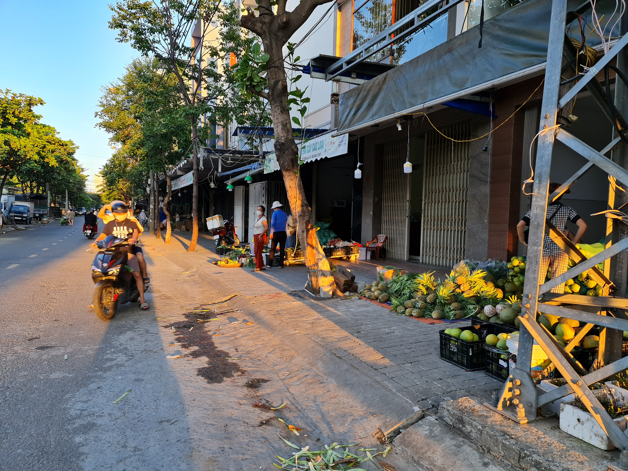 Tiểu thương tràn xuống vỉa hè lập “chợ cóc” giữa trung tâm TP Đà Nẵng - Ảnh 10.