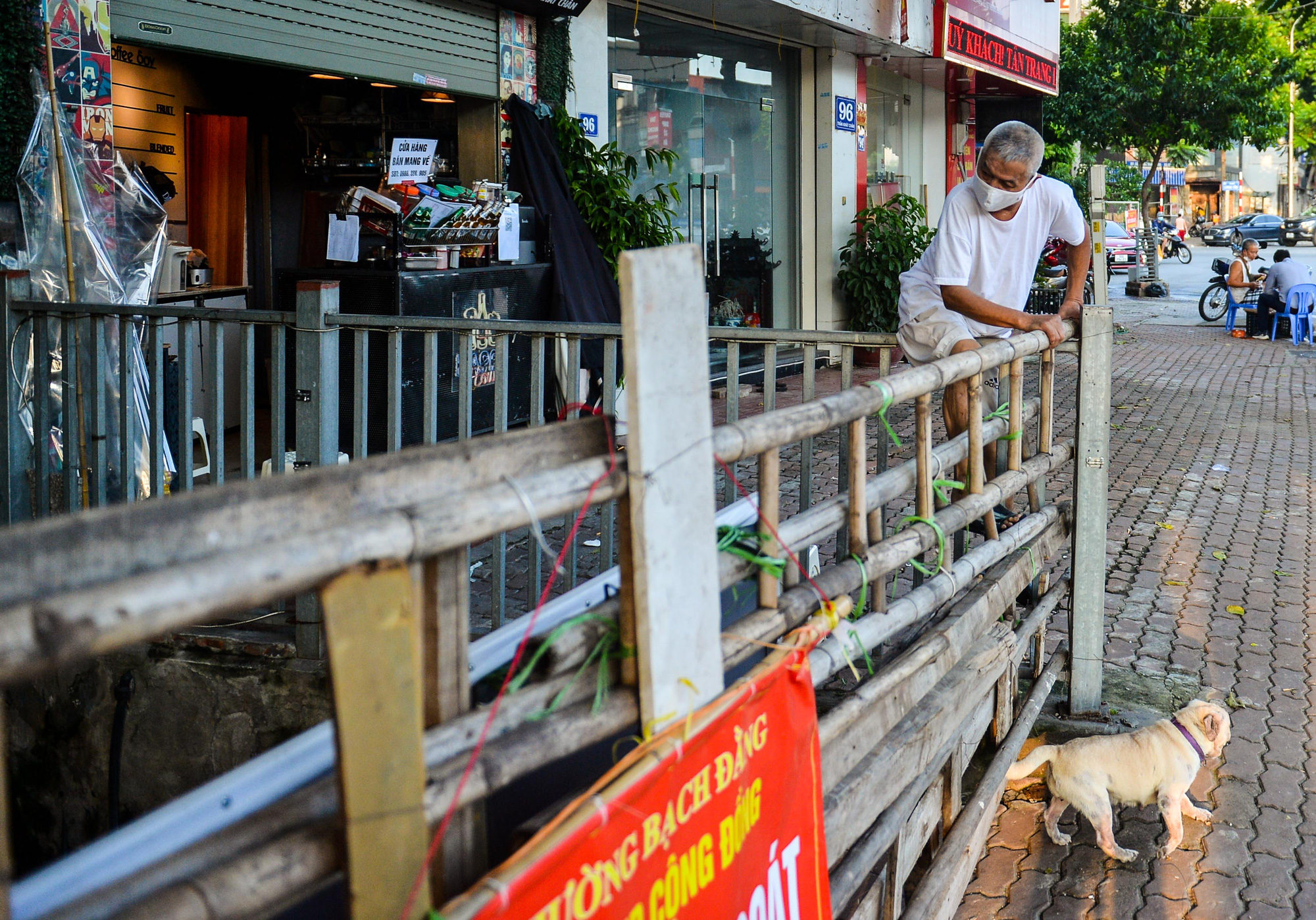 CLIP: Muôn kiểu người dân thông chốt cứng trong những ngày Hà Nội nới lỏng giãn cách - Ảnh 3.