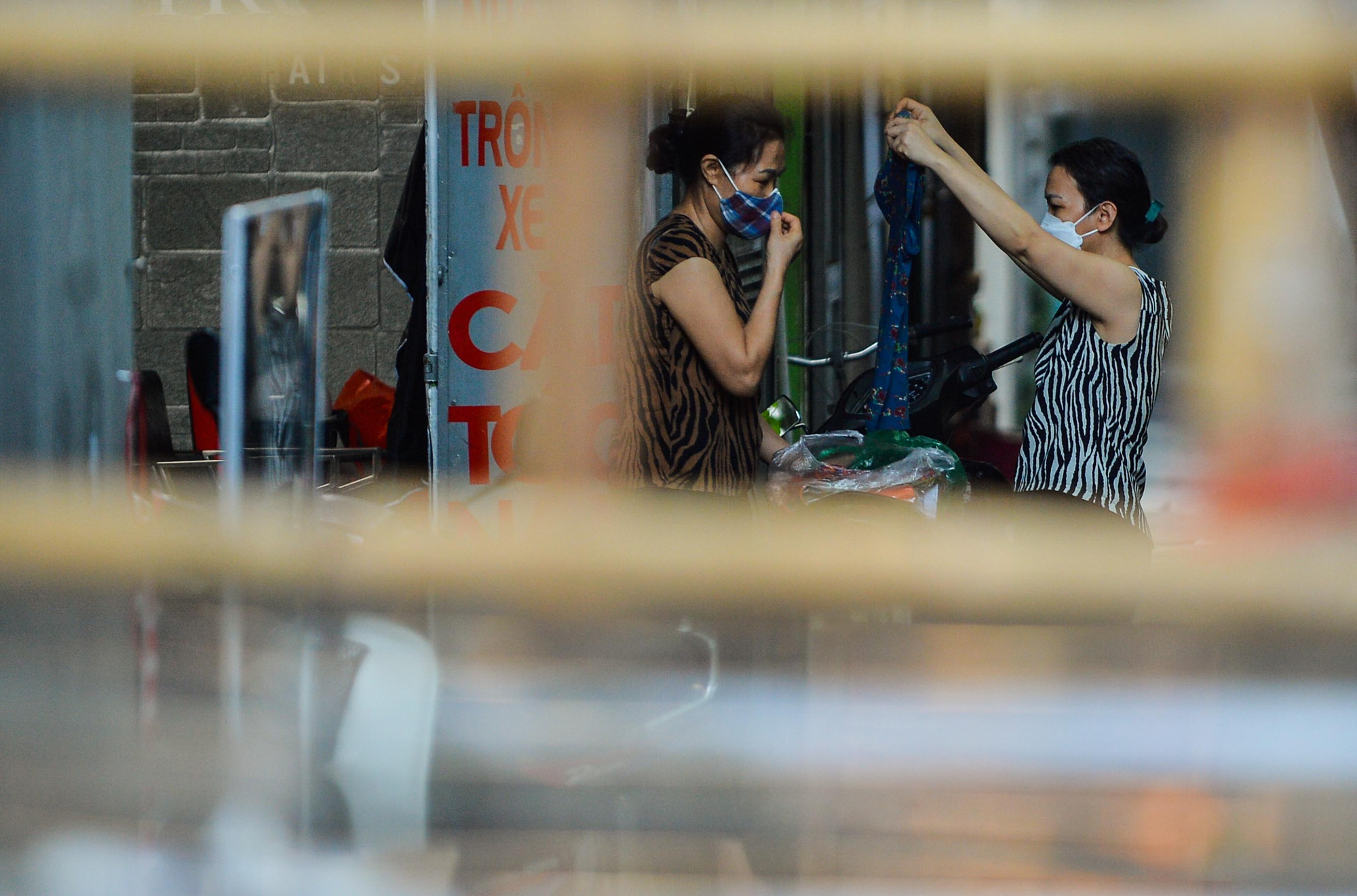 CLIP: Muôn kiểu người dân thông chốt cứng trong những ngày Hà Nội nới lỏng giãn cách - Ảnh 11.