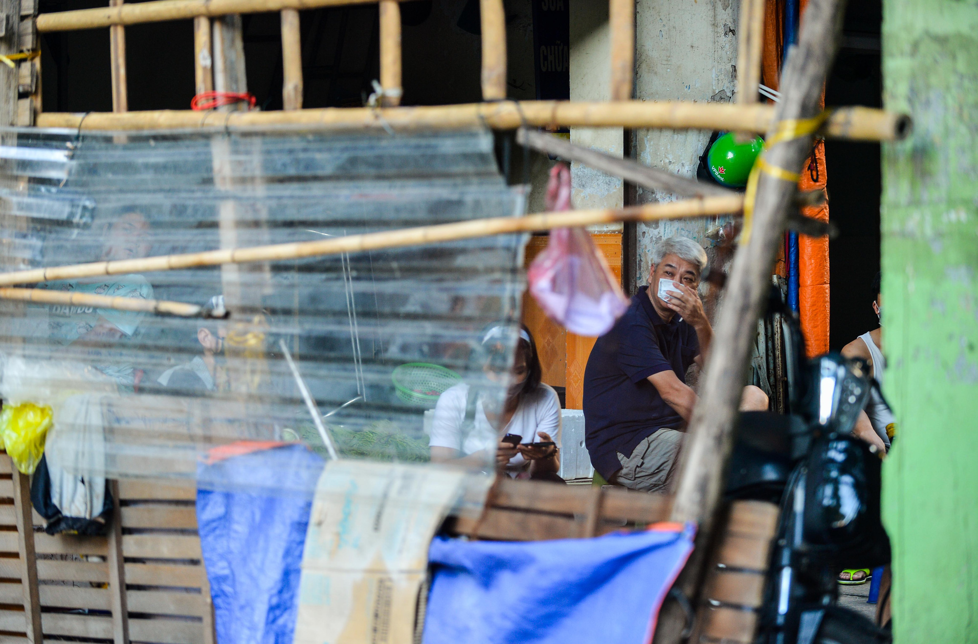 CLIP: Muôn kiểu người dân thông chốt cứng trong những ngày Hà Nội nới lỏng giãn cách - Ảnh 12.