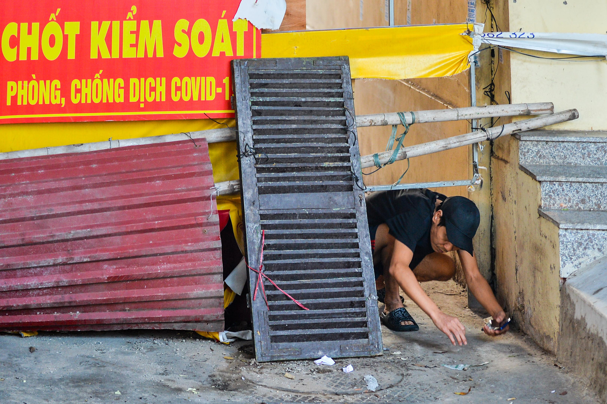 CLIP: Muôn kiểu người dân thông chốt cứng trong những ngày Hà Nội nới lỏng giãn cách - Ảnh 7.