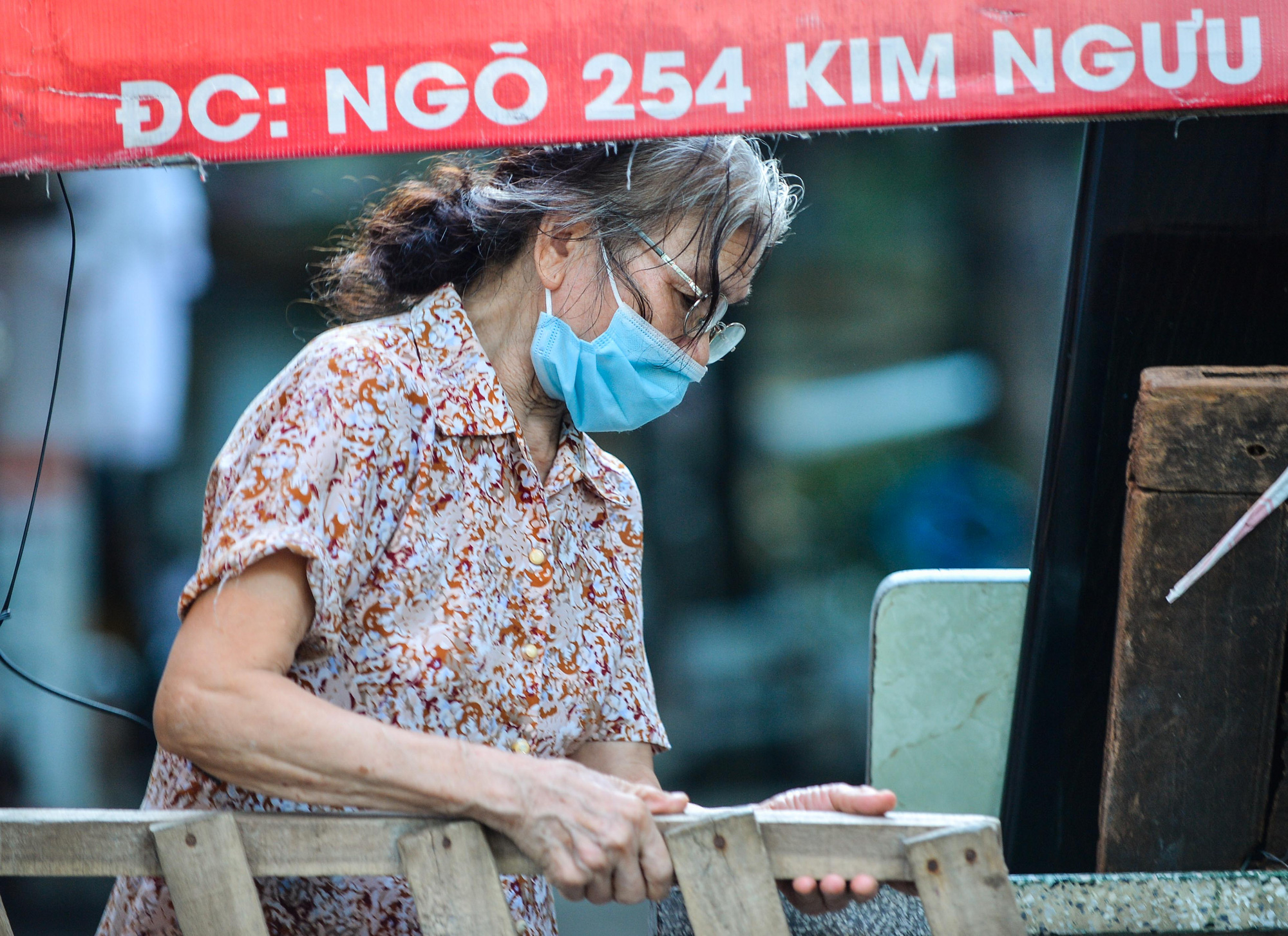 CLIP: Muôn kiểu người dân thông chốt cứng trong những ngày Hà Nội nới lỏng giãn cách - Ảnh 5.