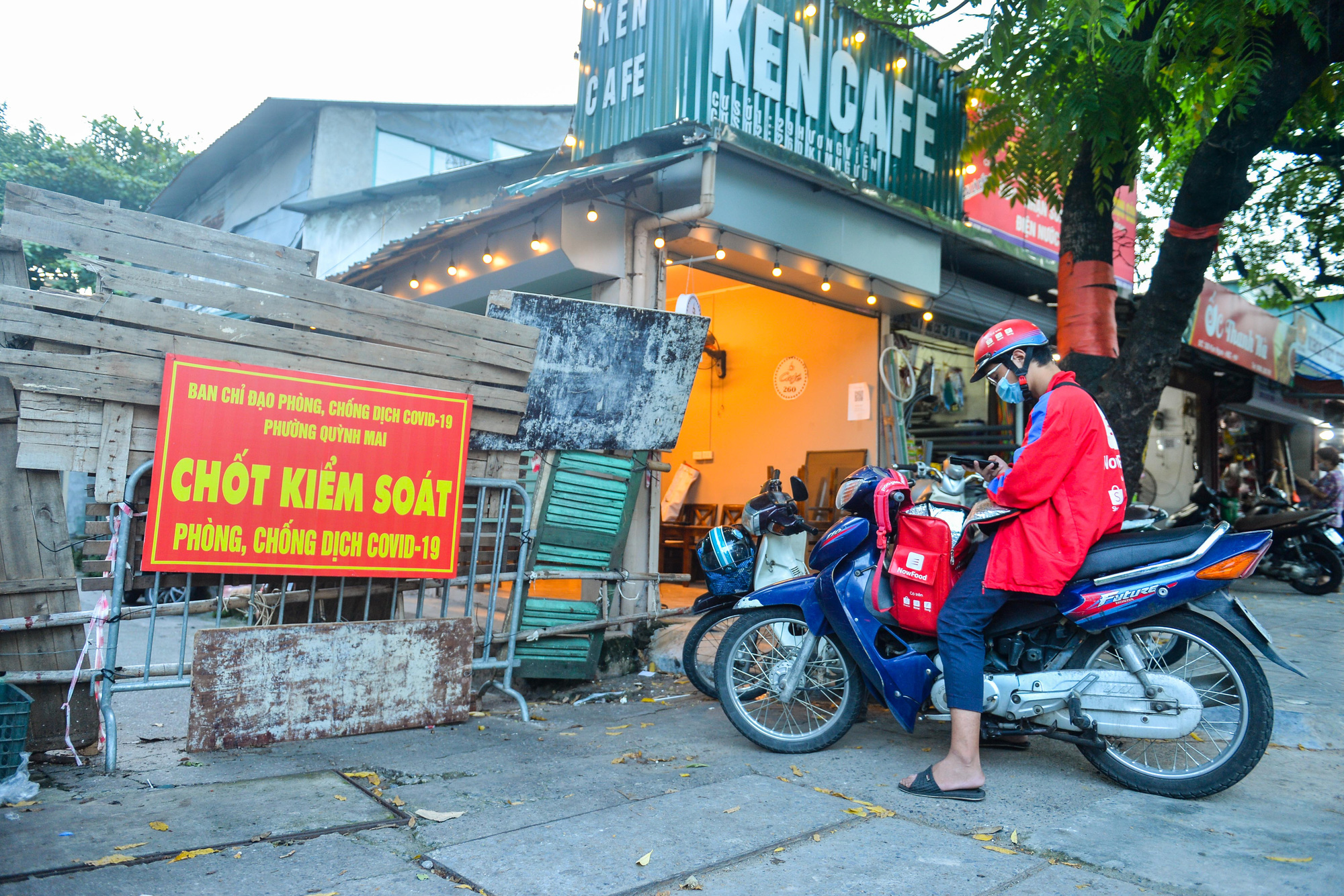 CLIP: Muôn kiểu người dân thông chốt cứng trong những ngày Hà Nội nới lỏng giãn cách - Ảnh 13.