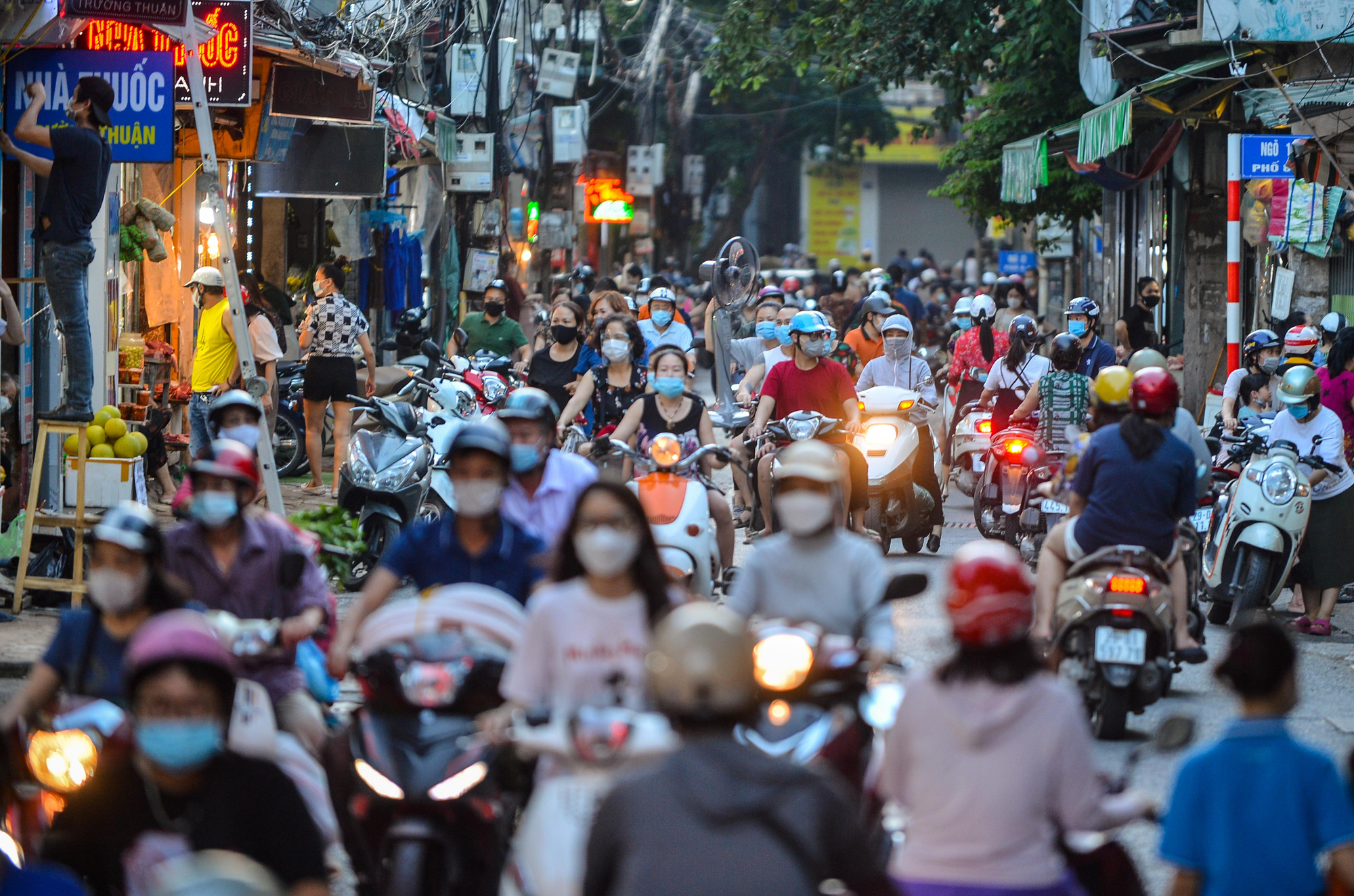 CLIP: Muôn kiểu người dân thông chốt cứng trong những ngày Hà Nội nới lỏng giãn cách - Ảnh 15.