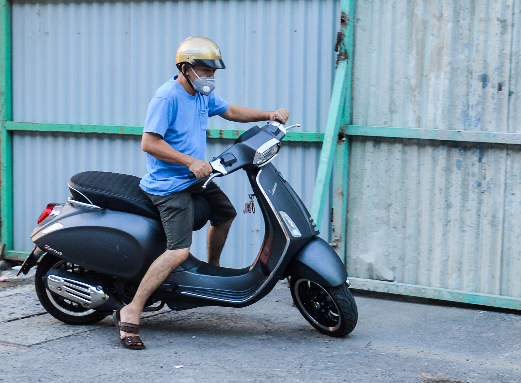 CLIP: Muôn kiểu người dân thông chốt cứng trong những ngày Hà Nội nới lỏng giãn cách - Ảnh 14.