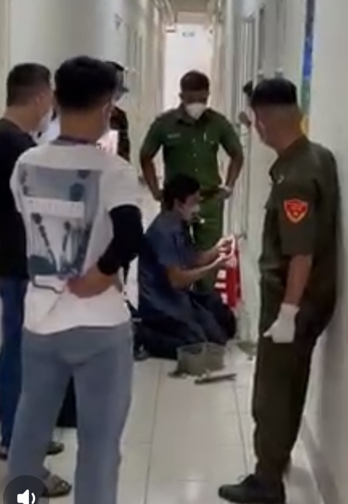 Bình Dương: Không hợp tác, người phụ nữ bị cưỡng chế test nhanh Covid-19 - Ảnh 1. Bình Dương: Không hợp tác, người phụ nữ bị cưỡng chế test nhanh Covid-19 - Ảnh 1.