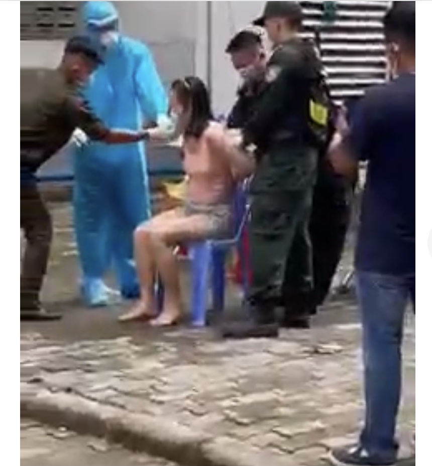 Bình Dương: Không hợp tác, người phụ nữ bị cưỡng chế test nhanh Covid-19 - Ảnh 2. Bình Dương: Không hợp tác, người phụ nữ bị cưỡng chế test nhanh Covid-19 - Ảnh 2.