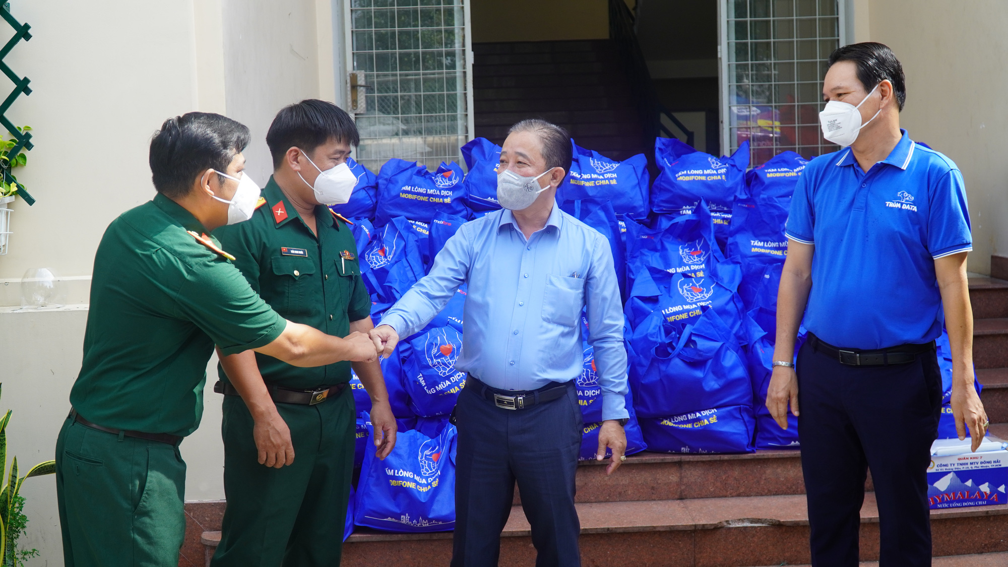 Chương trình Thực phẩm miễn phí cùng cả nước chống dịch” đến quận 3 và quận Phú Nhuận - Ảnh 1.