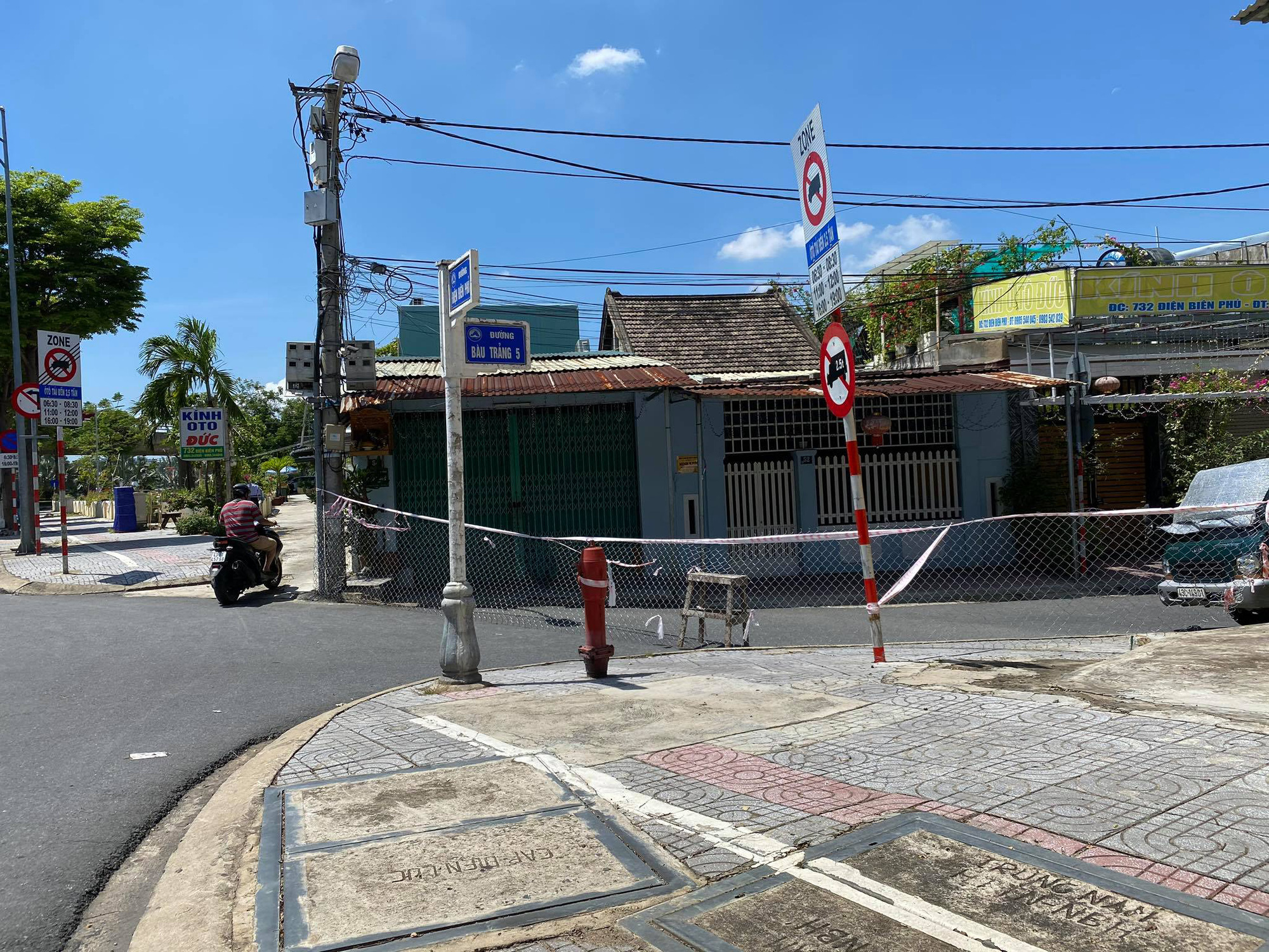 Đà Nẵng: Nhiều nơi vẫn chưa dỡ rào chắn, người dân đi lại bất tiện - Ảnh 7.