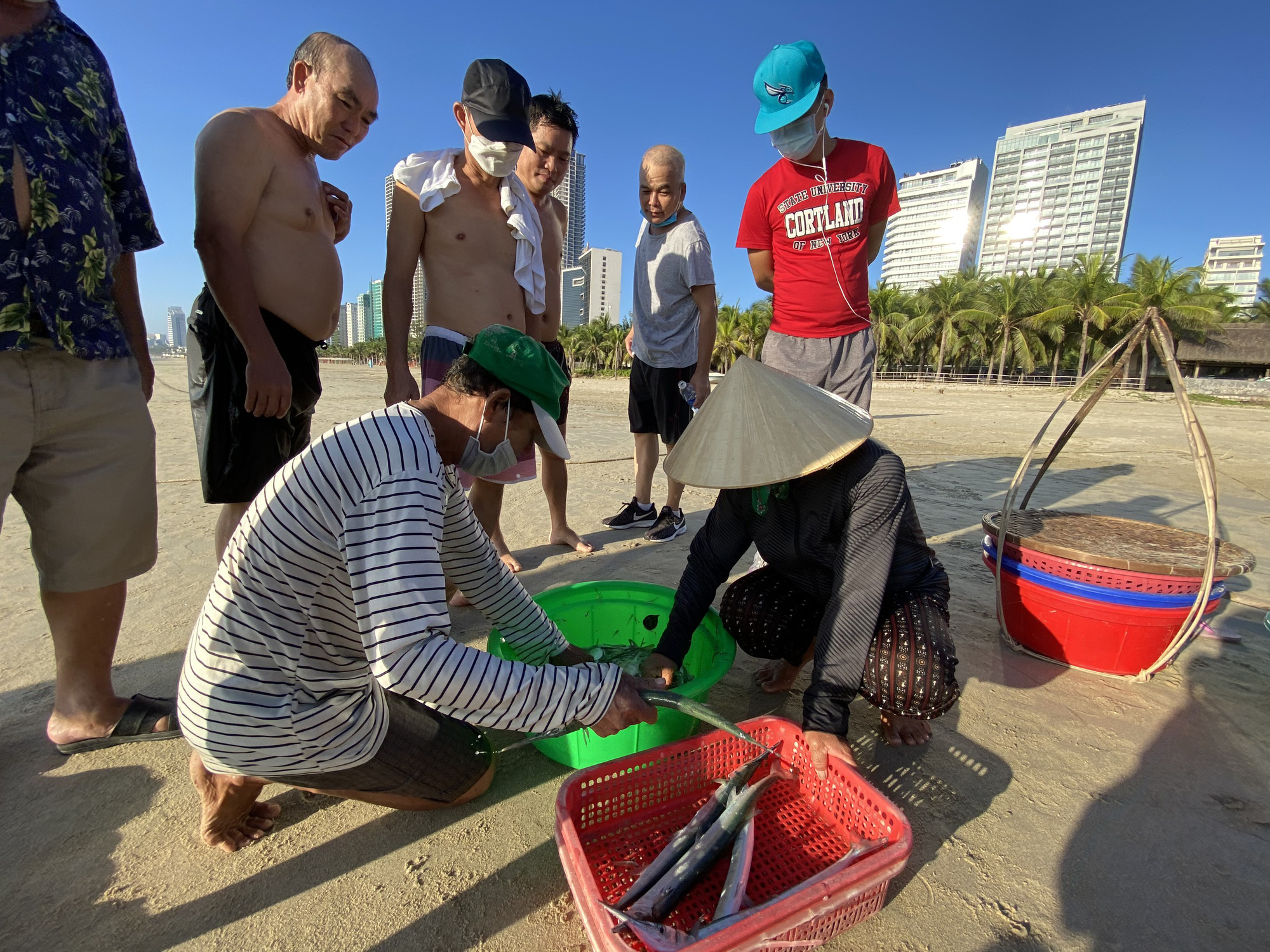 Đường phố Đà Nẵng đông đúc trở lại trong ngày đầu chuyển sang trạng thái mới - Ảnh 11.