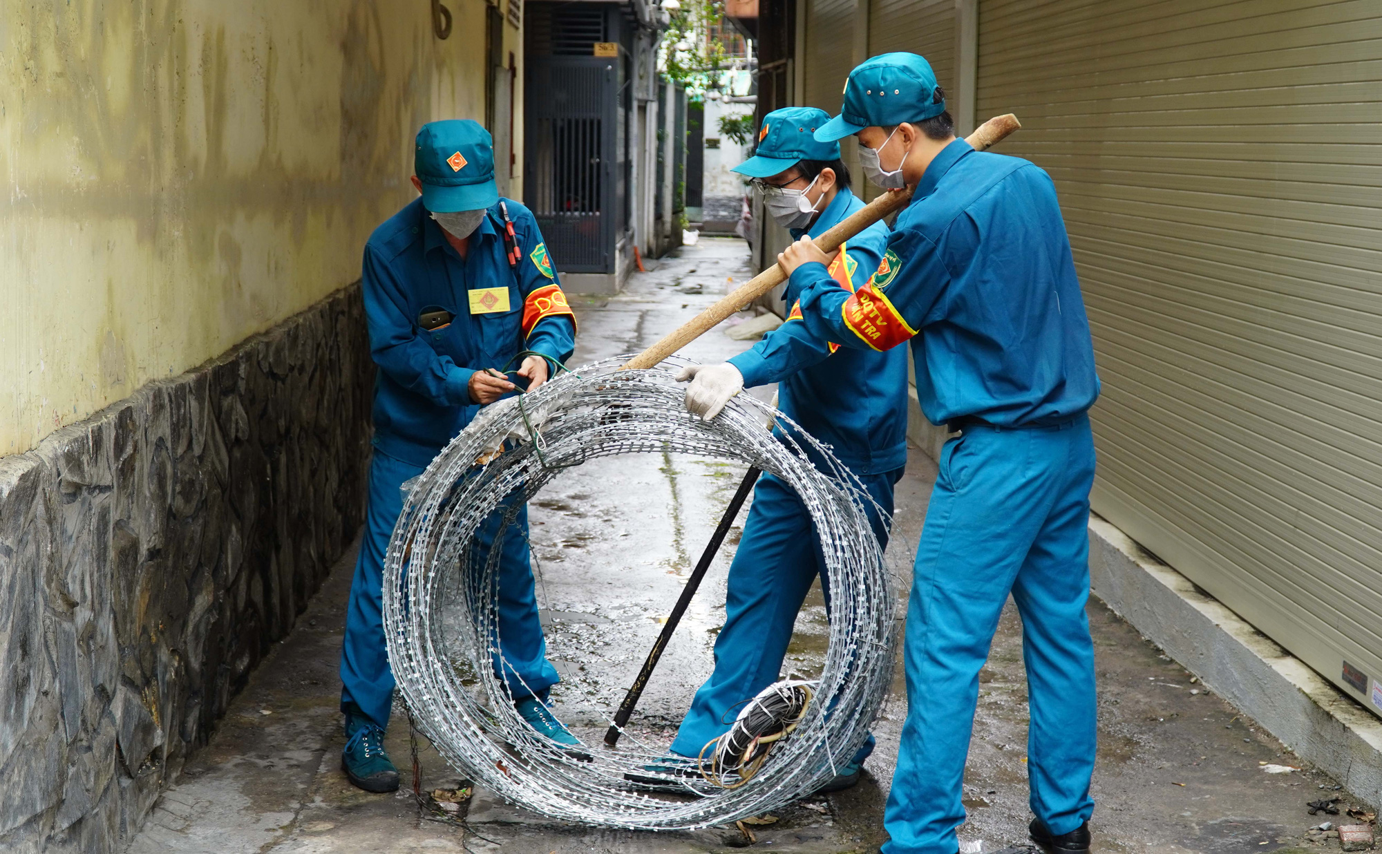 Gỡ bỏ rào chắn, đường phố TP HCM thông thoáng trở lại - Ảnh 6.