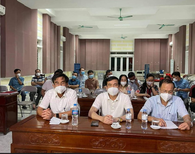 Họp khẩn trong đêm khi phát hiện 11 người thân một gia đình dương tính SARS-CoV-2 - Ảnh 1.